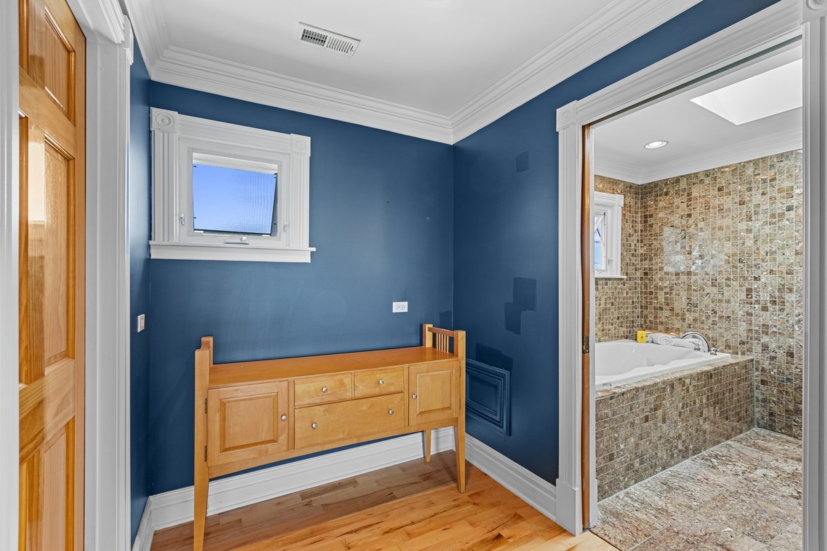 Elmwood Park, Illinois, 60707, United States, 5 Bedrooms Bedrooms, ,3 BathroomsBathrooms,Residential,For Sale,1916945