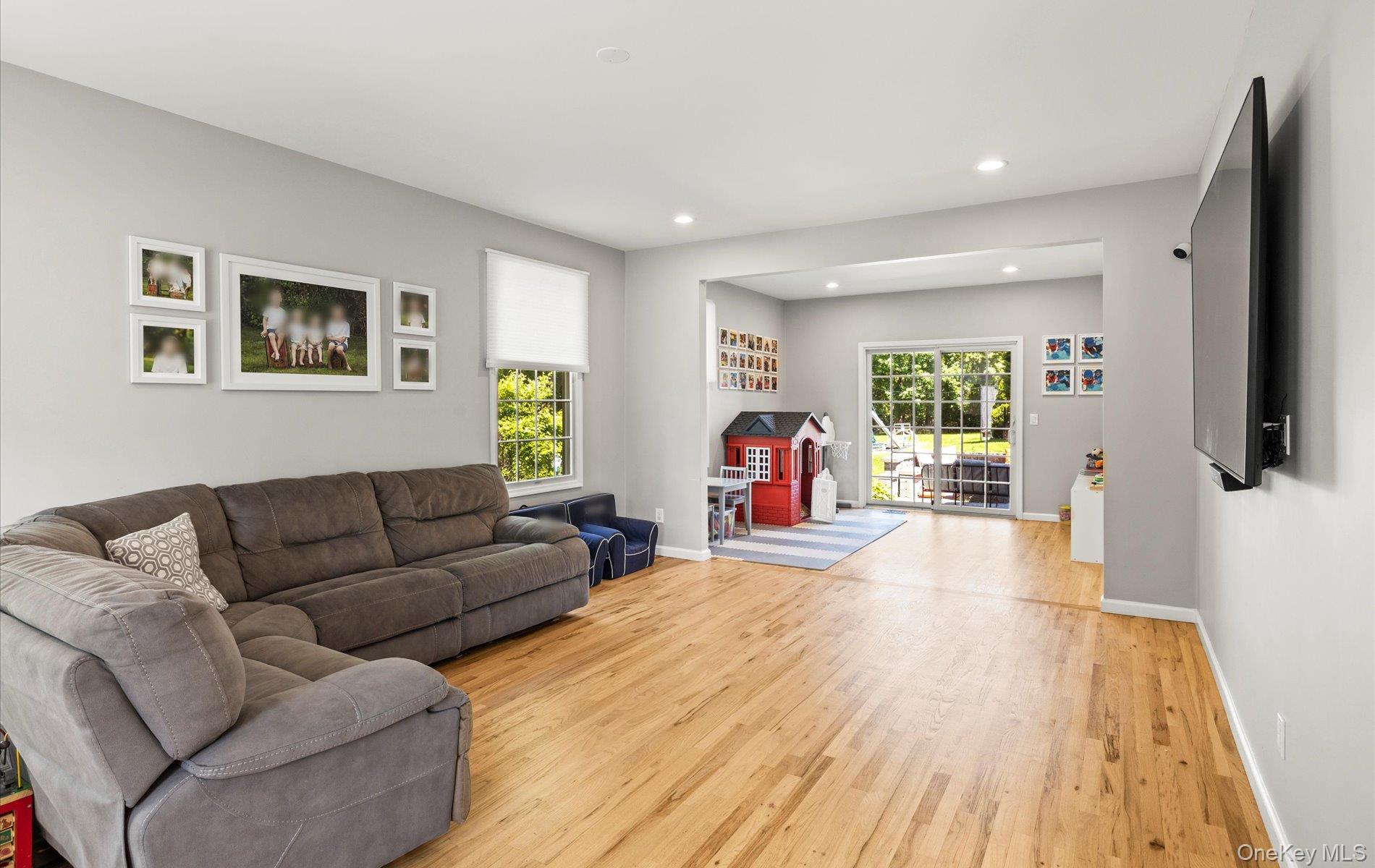 Huntington, New York, 11743, United States, 6 Bedrooms Bedrooms, ,4 BathroomsBathrooms,Residential,For Sale,1827761