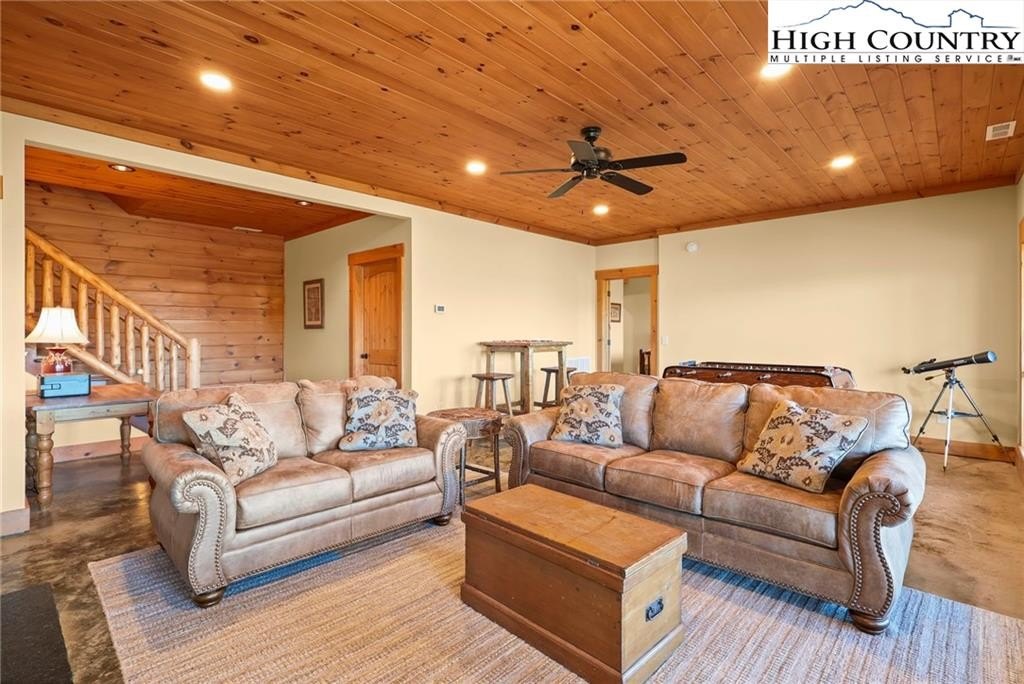 Banner Elk, North Carolina, 28604, United States, 4 Bedrooms Bedrooms, ,5 BathroomsBathrooms,Residential,For Sale,1977191