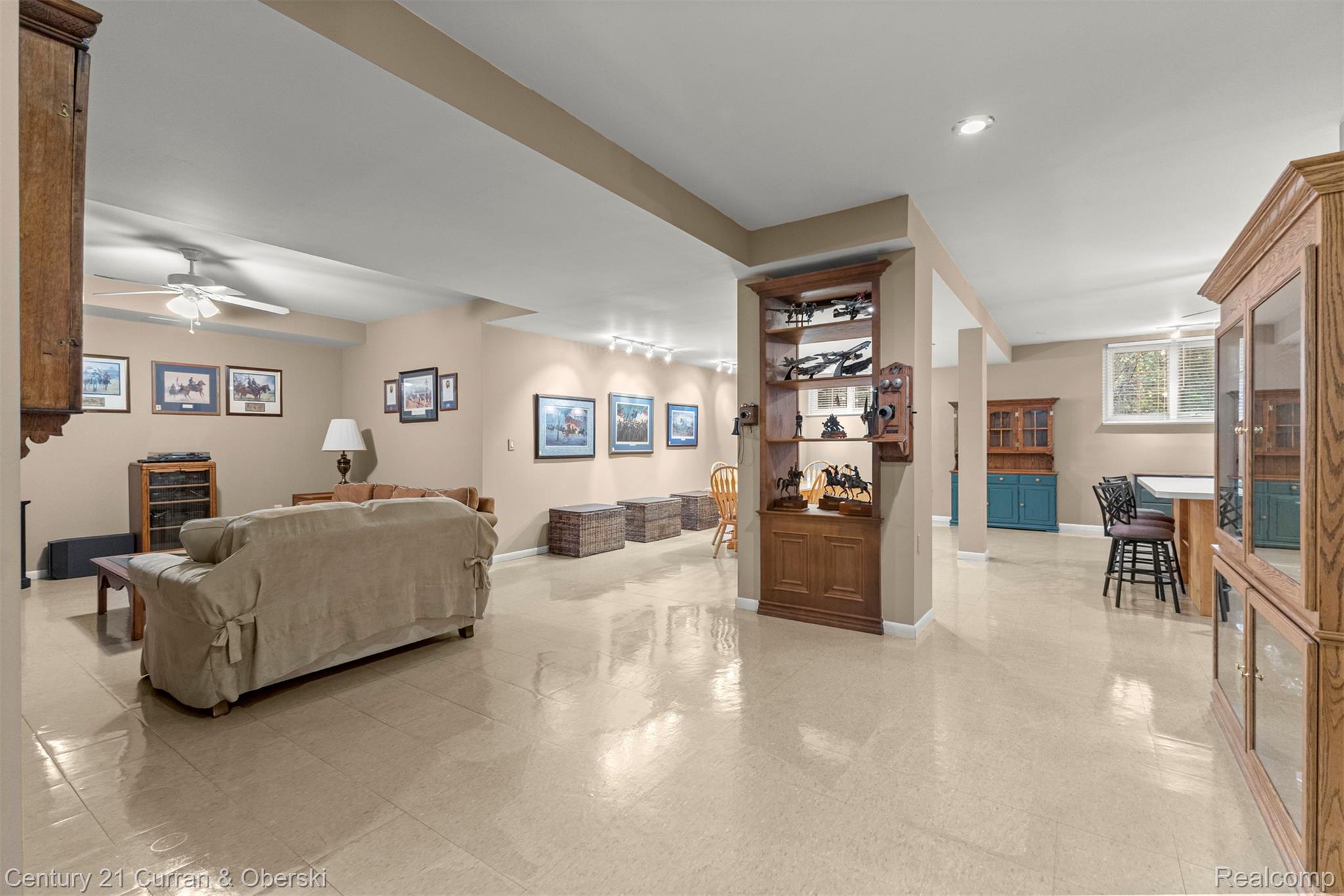 Shelby Charter Township, Michigan, 48316, United States, 2 Bedrooms Bedrooms, ,4 BathroomsBathrooms,Residential,For Sale,1977088