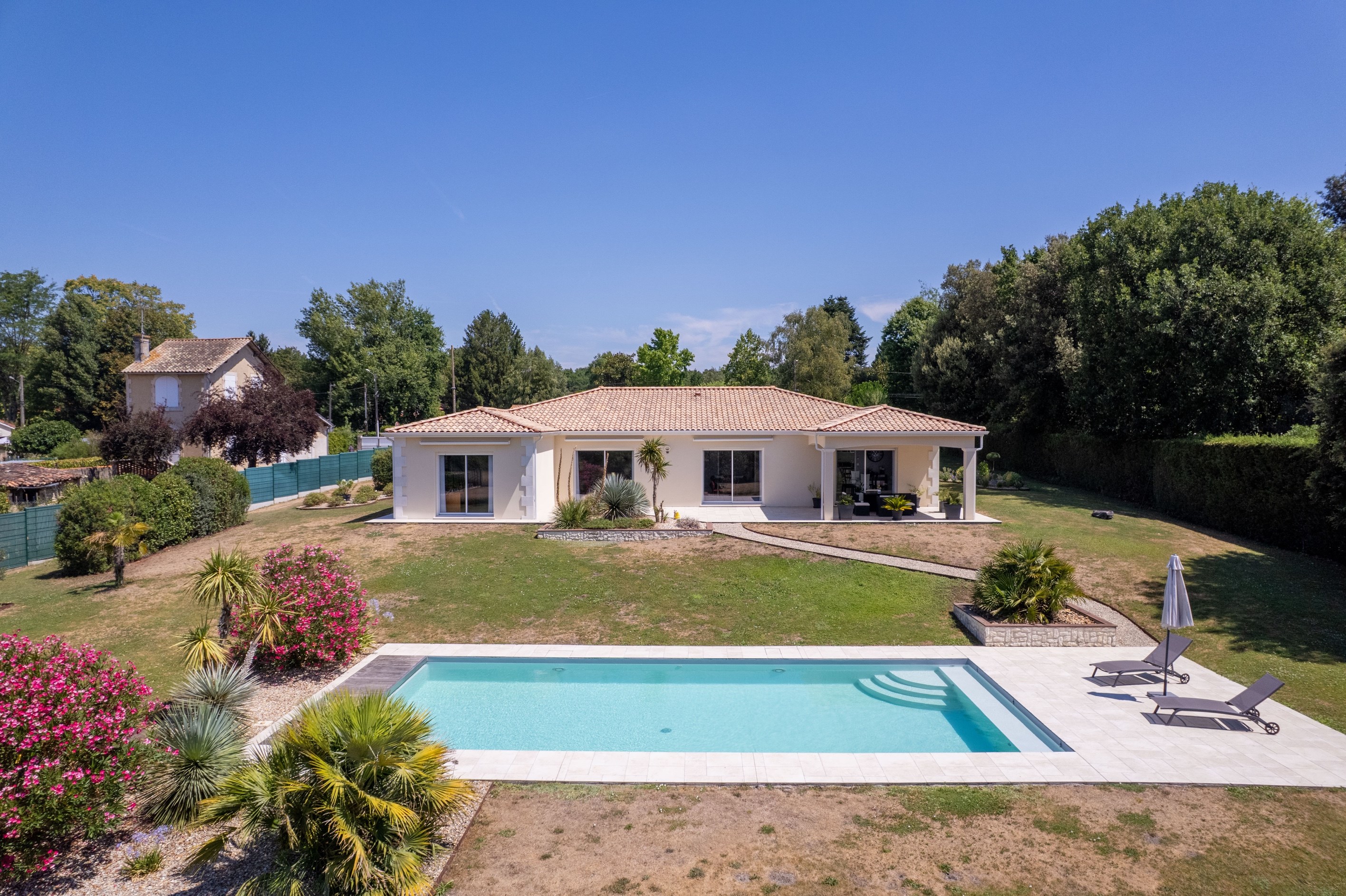  A Contemporary Masterpiece Overlooking Château de l