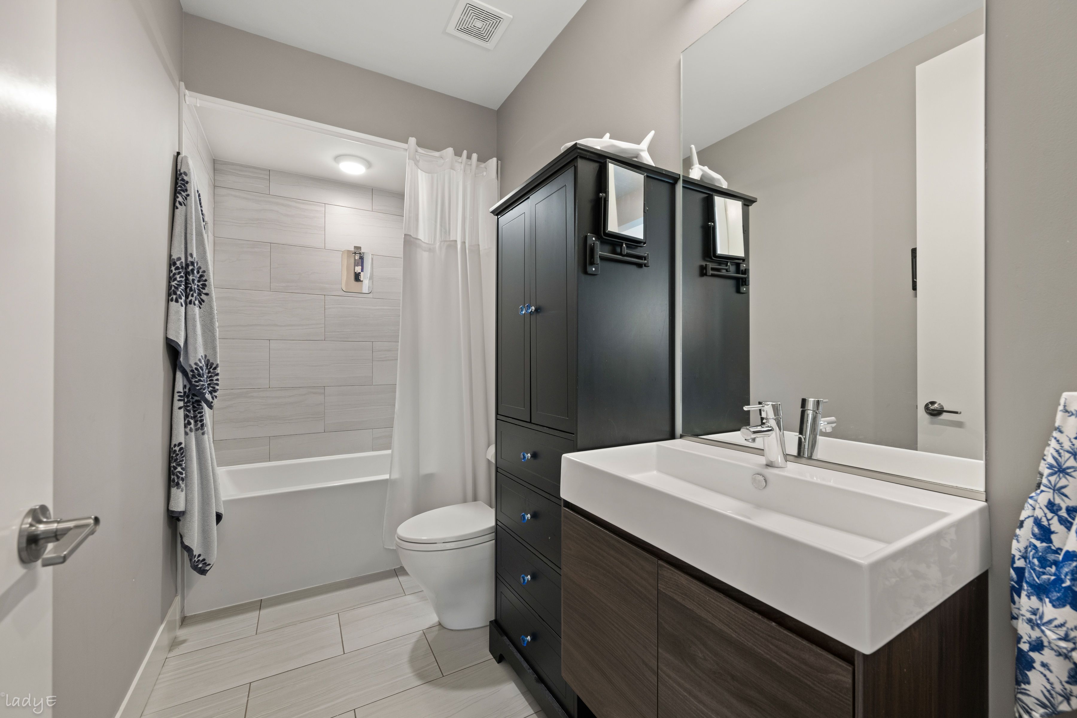  Distinctive Three-bedroom, 2.5-bath Townhome - 物件實景