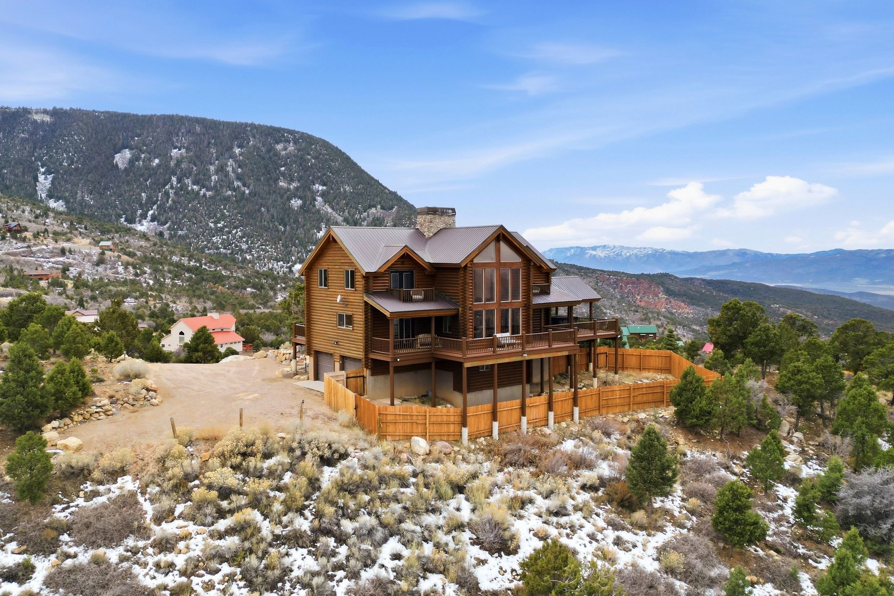  Renovated Log Cabin in Cedar Highlands with Wraparound Deck & Mountain Views - 物件實景