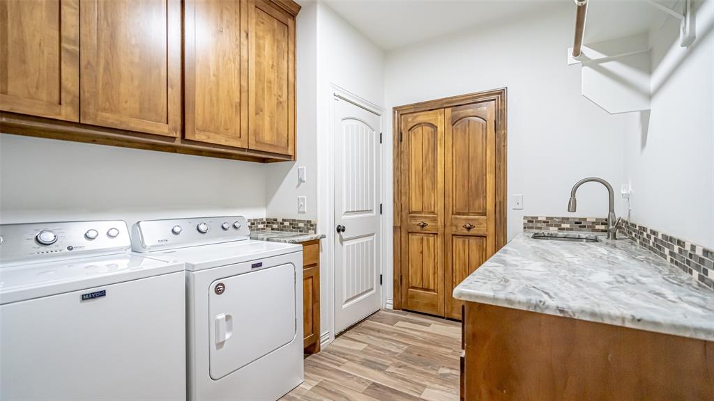 Azle, Texas, 76020, United States, 5 Bedrooms Bedrooms, ,4 BathroomsBathrooms,Residential,For Sale,1978324