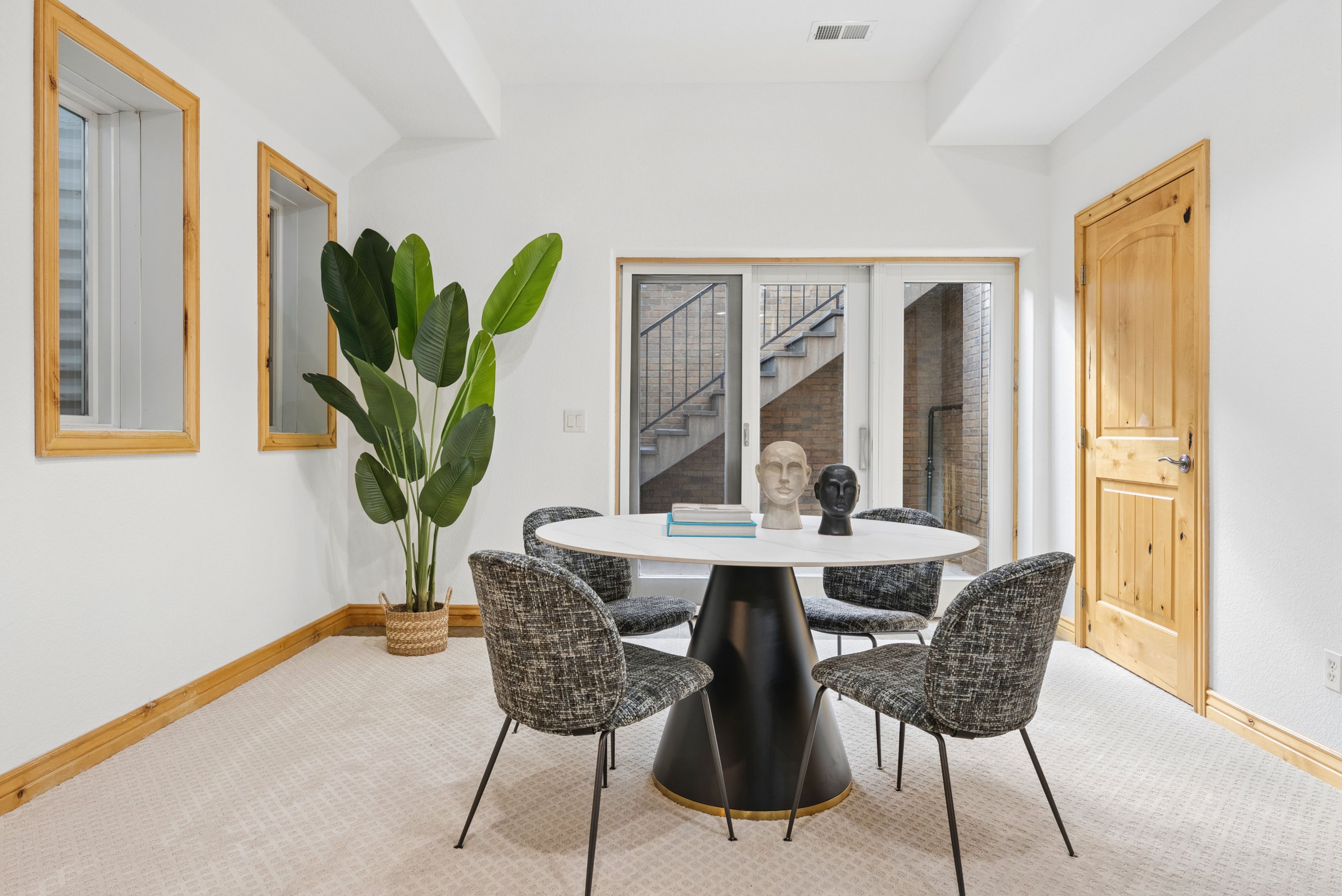  2895 S Cook Street  Finished Walkout Home - 物件實景