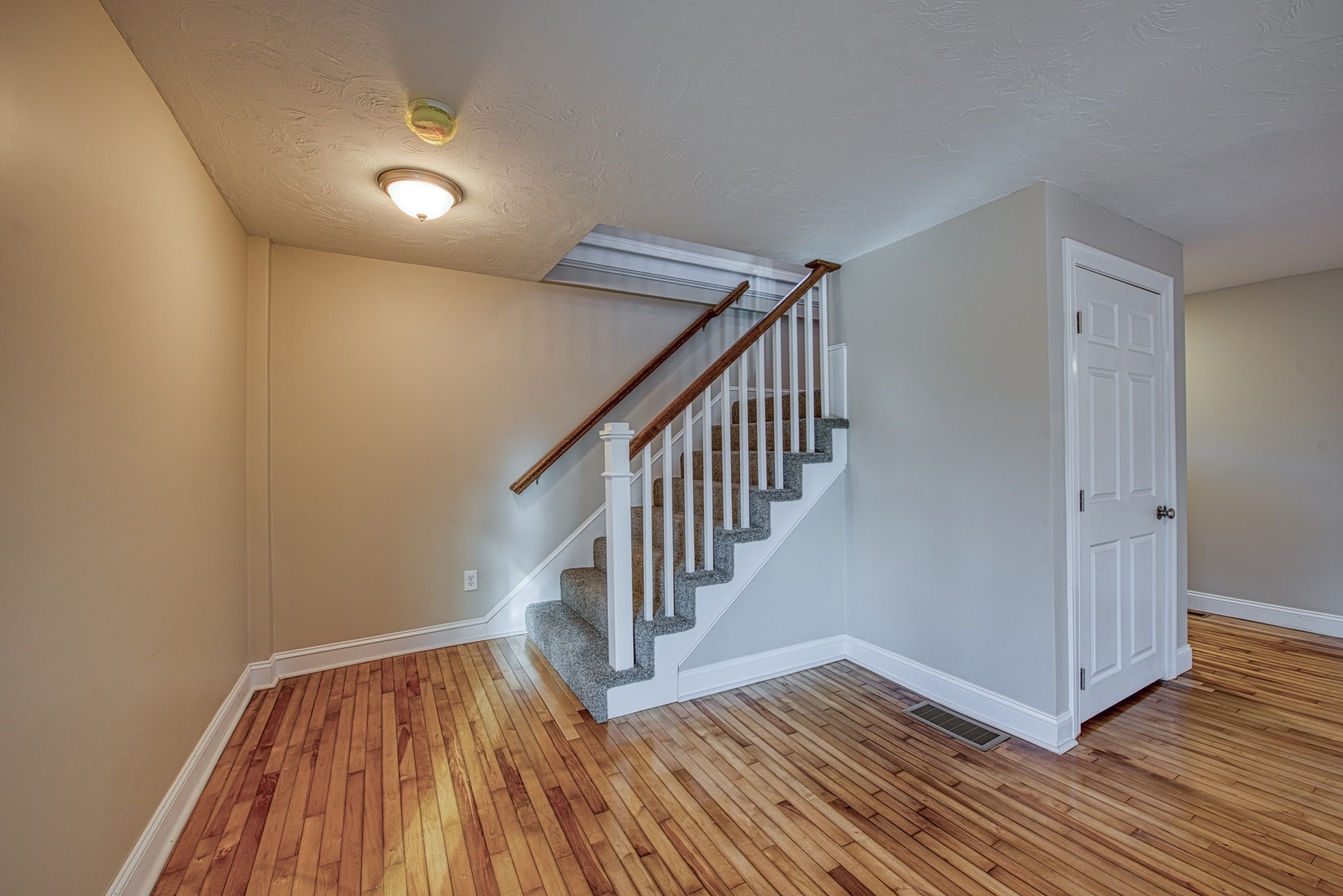 Taunton, Massachusetts, 02780, United States, 3 Bedrooms Bedrooms, ,2 BathroomsBathrooms,Residential,For Sale,2005386