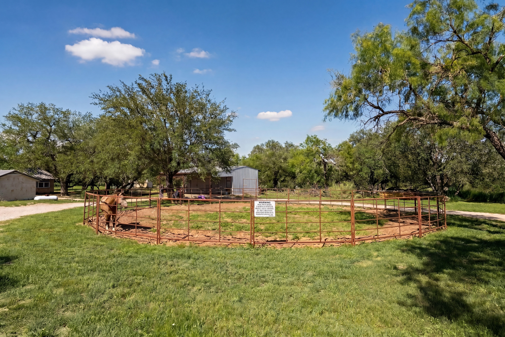  Private 10-Acre Horse Property in Lytle - 物件實景