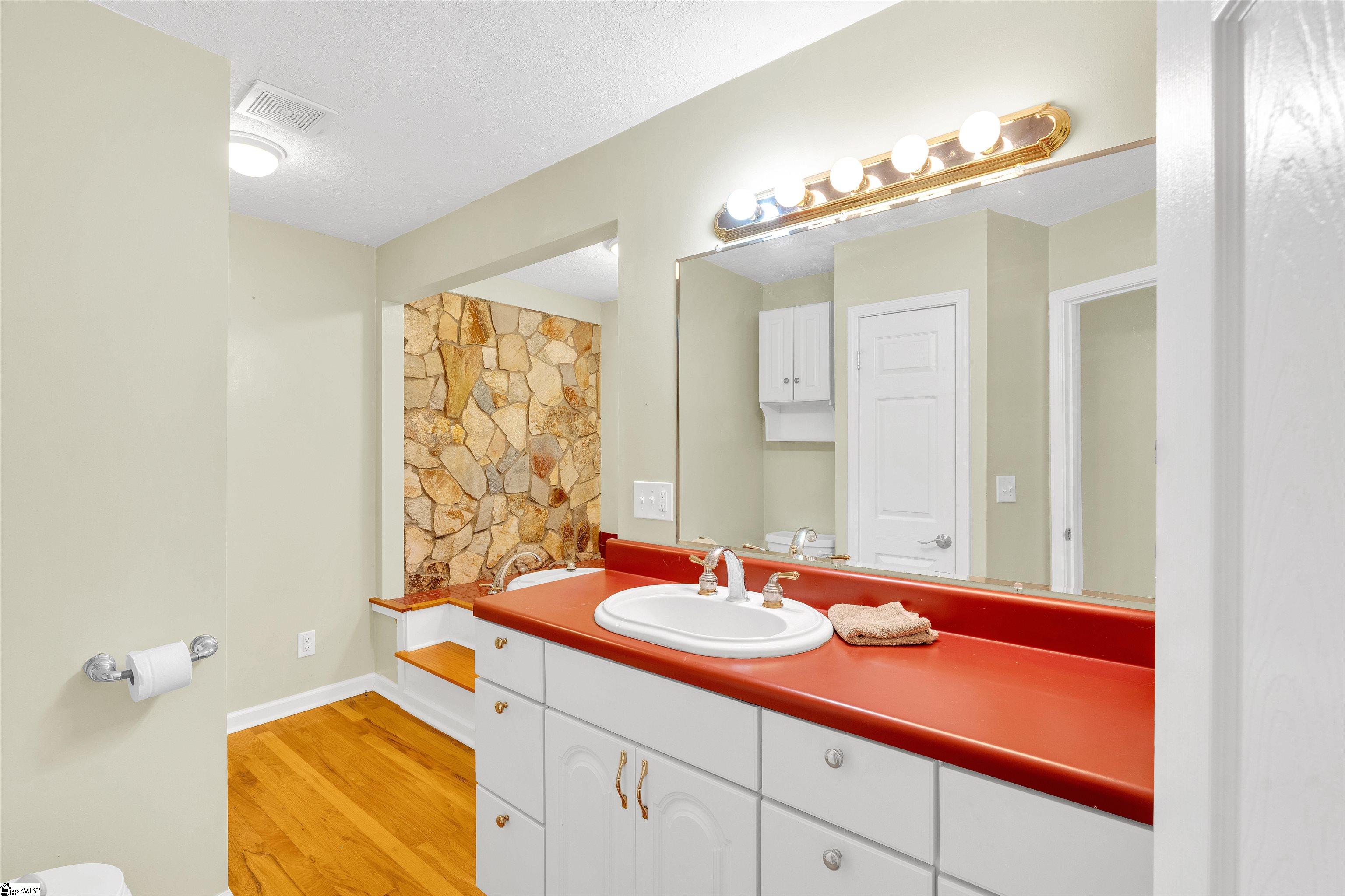 Fountain Inn, South Carolina, 29644, United States, 5 Bedrooms Bedrooms, ,4 BathroomsBathrooms,Residential,For Sale,1938942