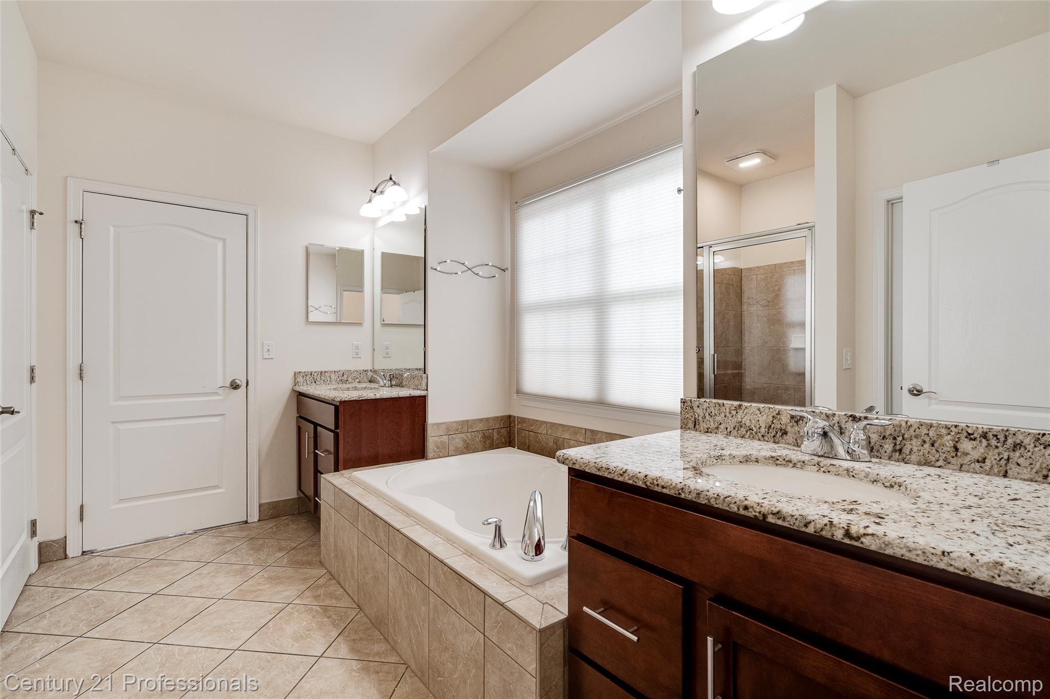 Novi, Michigan, 48374, United States, 4 Bedrooms Bedrooms, ,5 BathroomsBathrooms,Residential,For Sale,1904445