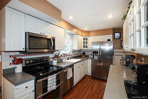 Ronkonkoma, New York, 11779, United States, 3 Bedrooms Bedrooms, ,2 BathroomsBathrooms,Residential,For Sale,1937699
