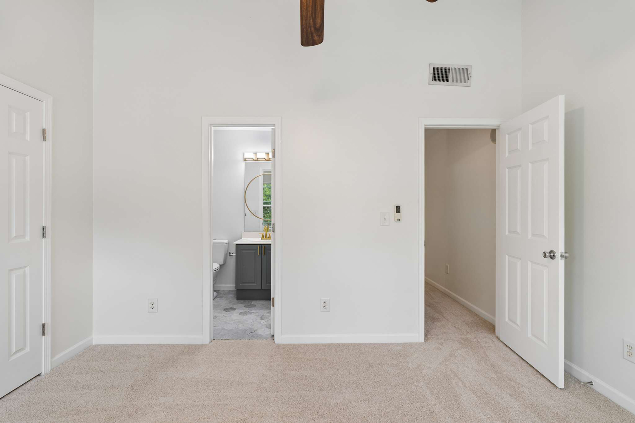  Beautifully Renovated Townhome in the Gated Liberty Park Community - 物件實景