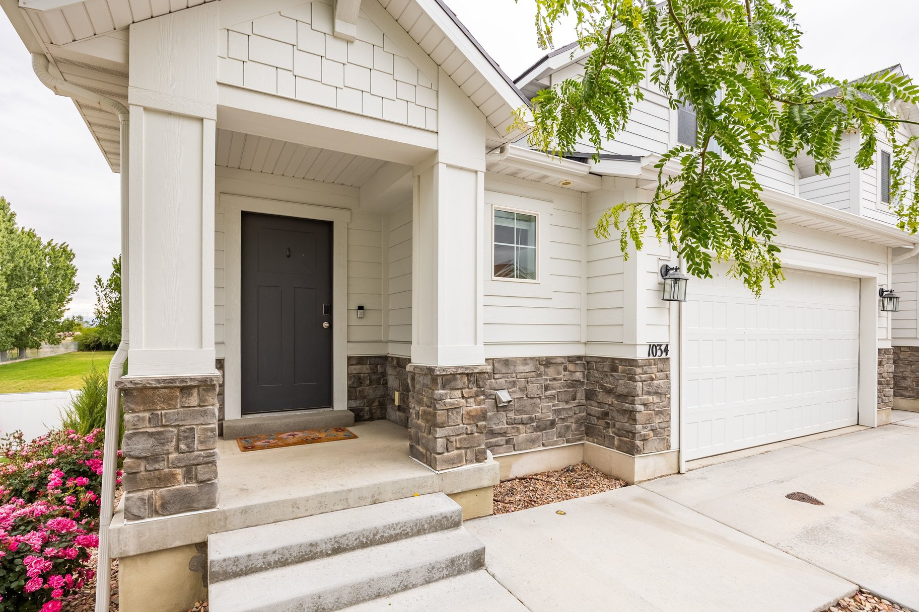  Meticulously Maintained End-Unit Townhome - 物件實景