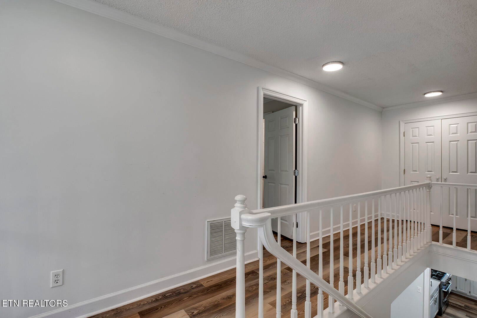 Kingston, Tennessee, 37763, United States, 4 Bedrooms Bedrooms, ,4 BathroomsBathrooms,Residential,For Sale,2011823