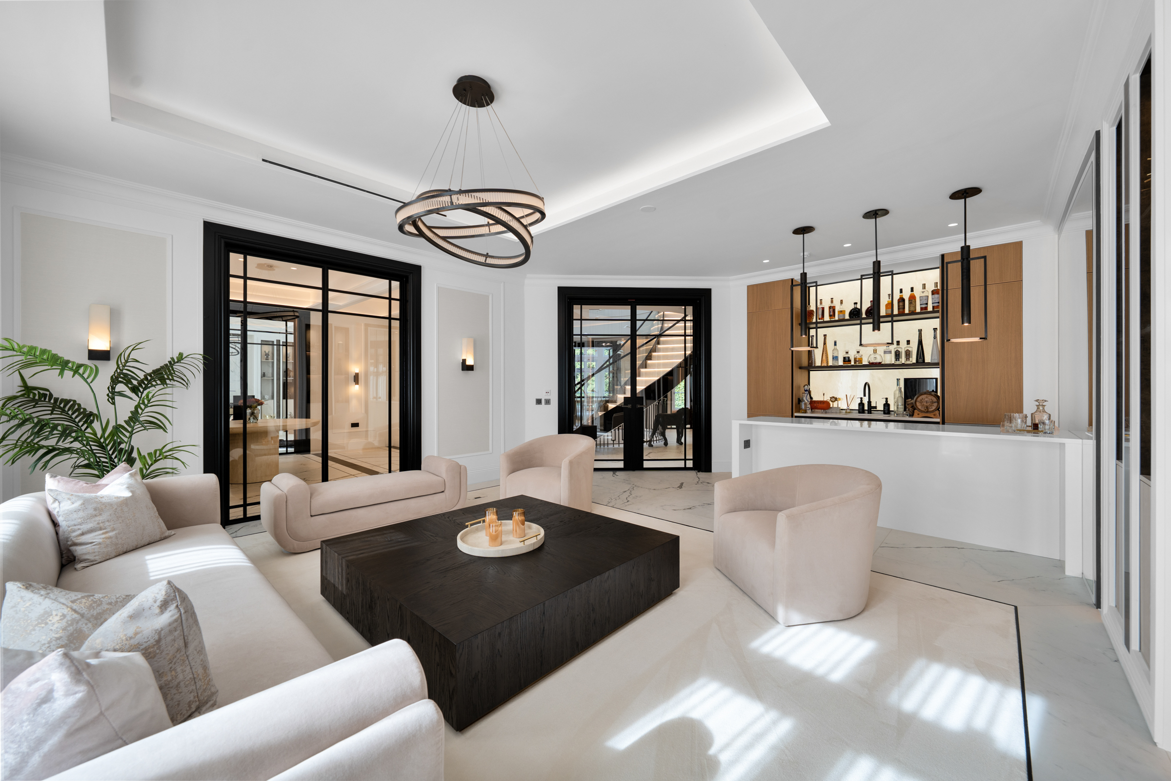  A six-bedroom St George’s Hill house with a private spa and rising-floor pool - 物件實景