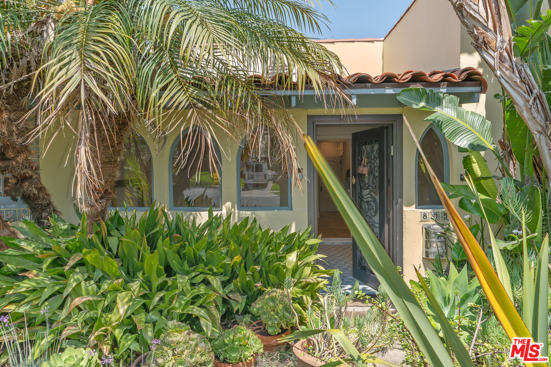 Los Angeles, California, 90005, United States, 3 Bedrooms Bedrooms, ,3 BathroomsBathrooms,Residential,For Sale,1876512