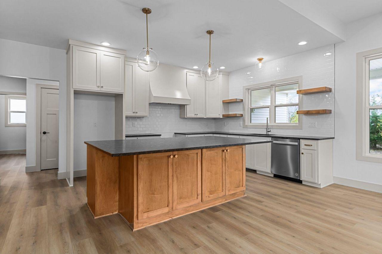 MENASHA, Wisconsin, 54952, United States, 5 Bedrooms Bedrooms, ,3 BathroomsBathrooms,Residential,For Sale,1793690