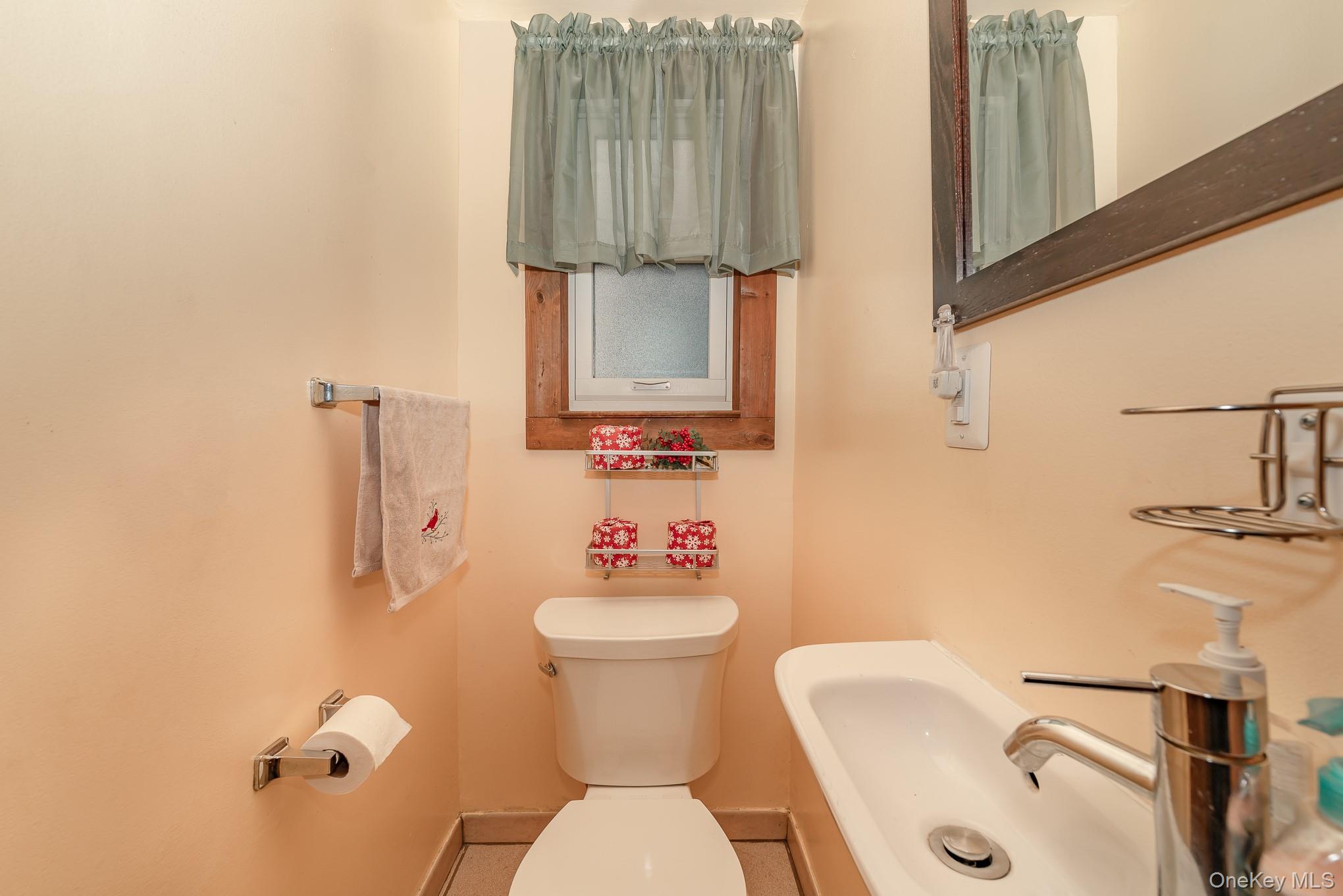 Mineola, New York, 11501, United States, 4 Bedrooms Bedrooms, ,2 BathroomsBathrooms,Residential,For Sale,2005697