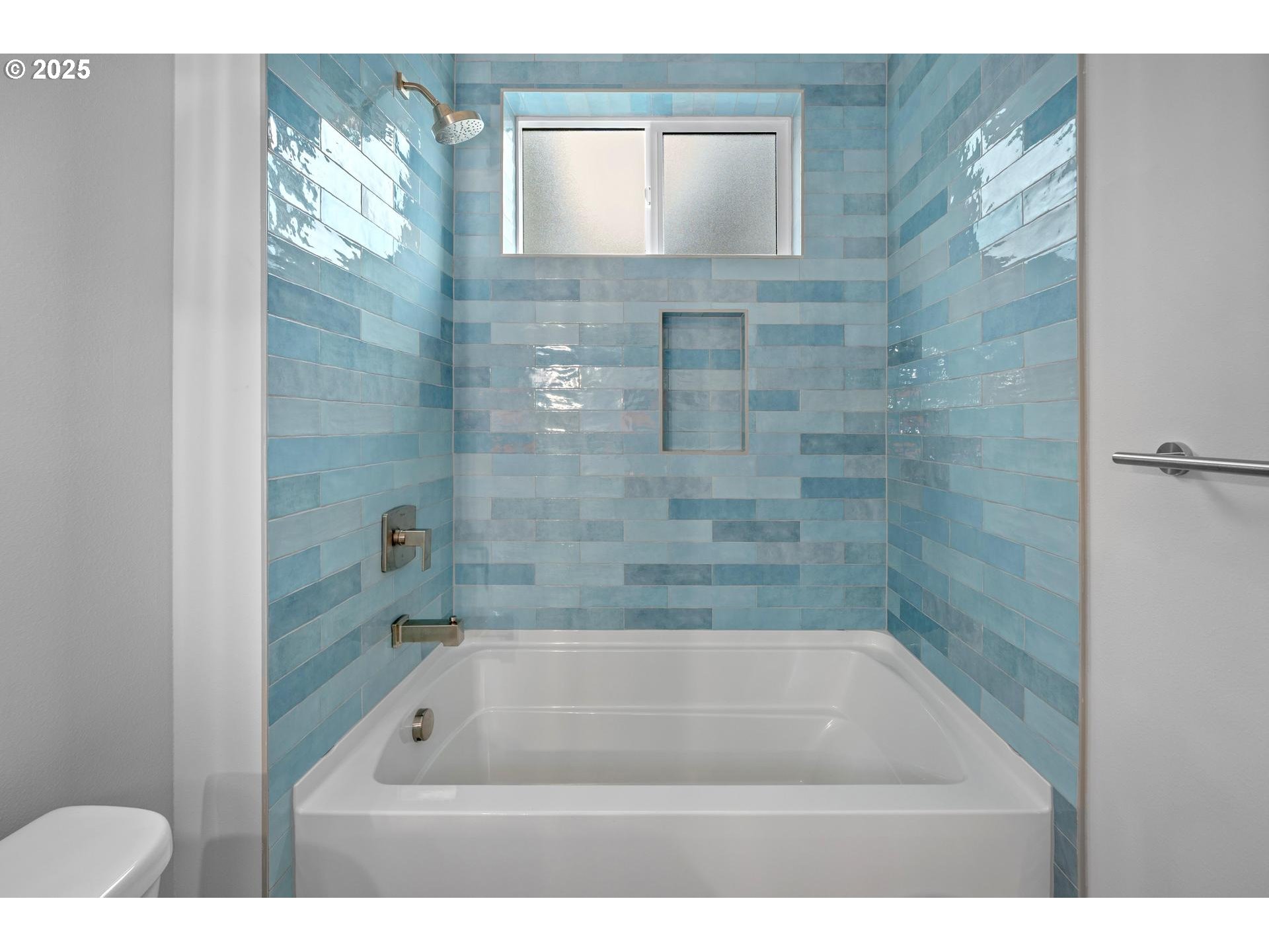 Portland, Oregon, 97219, United States, 3 Bedrooms Bedrooms, ,3 BathroomsBathrooms,Residential,For Sale,1998878