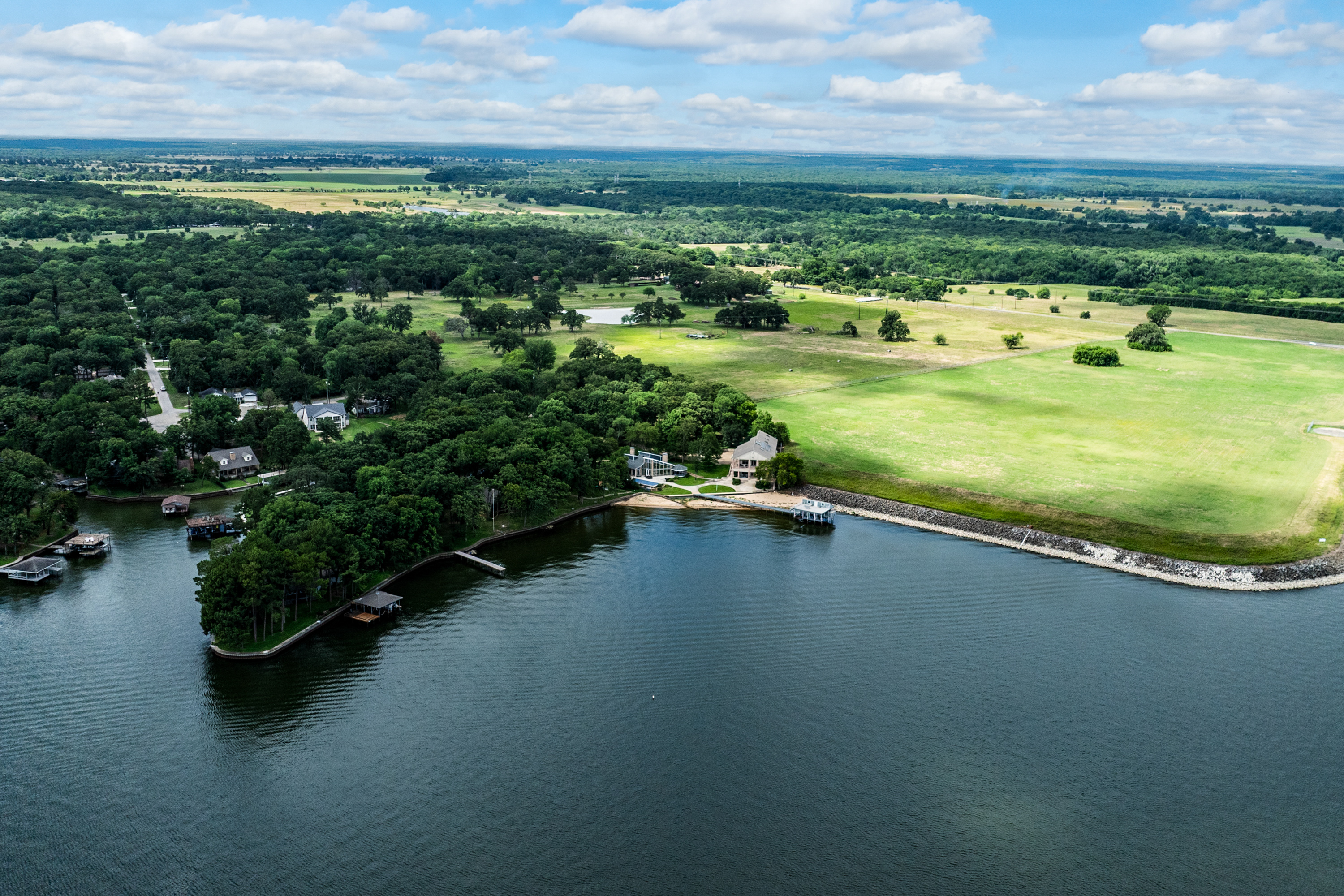  Waterfront Compound on 3.746 Acres at Cedar Creek Lake - 物件實景