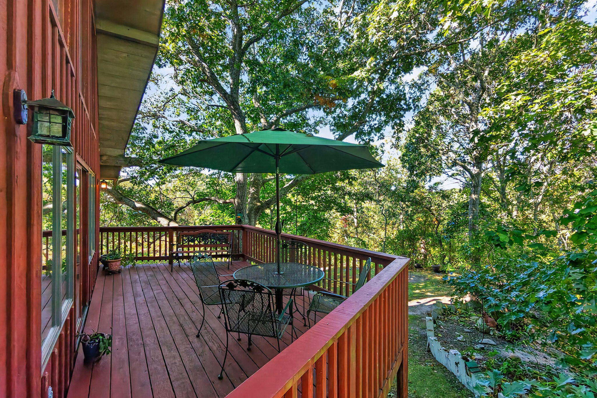  Wooded Privacy, Soaring Ceilings & a Separate Apartment - 物件實景