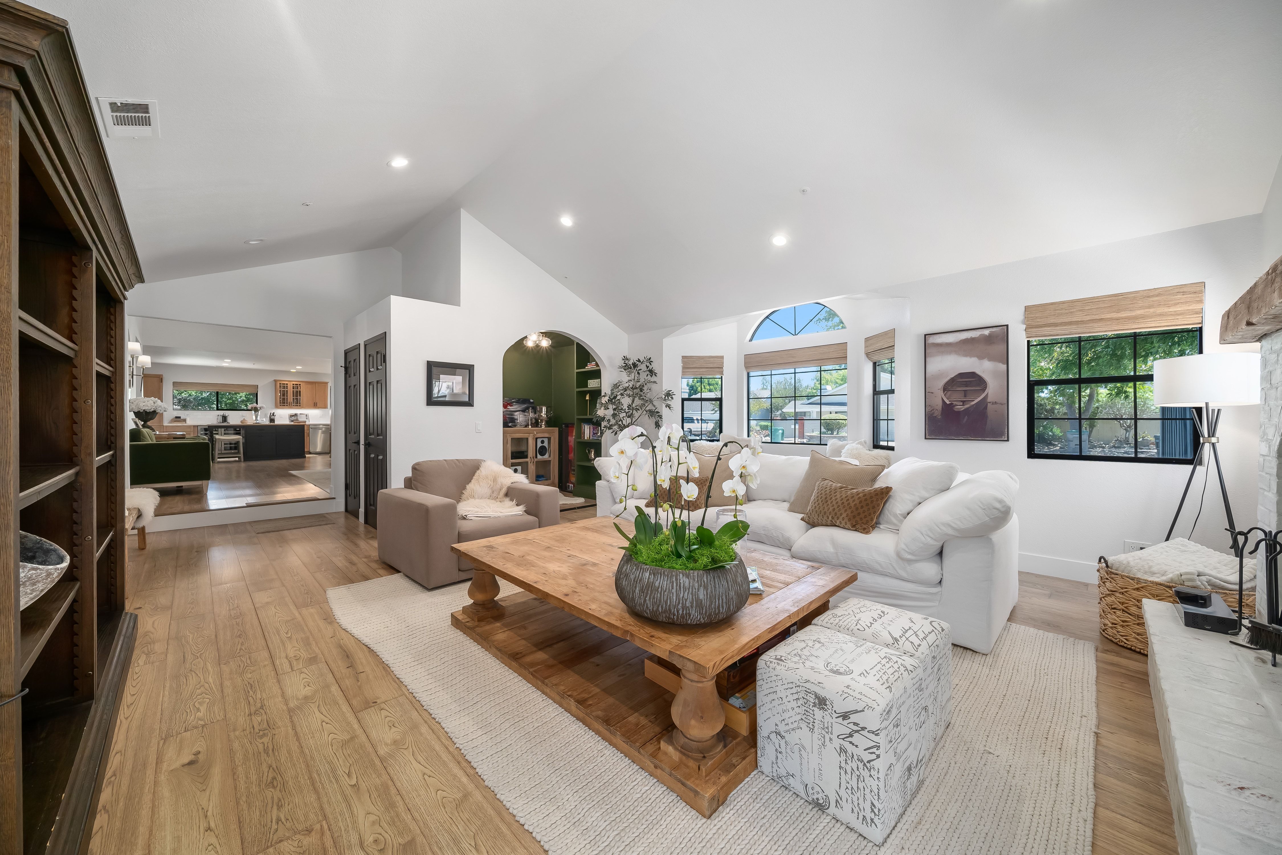  Beautifully Reimagined Corner-Lot Home in French Park - 物件實景