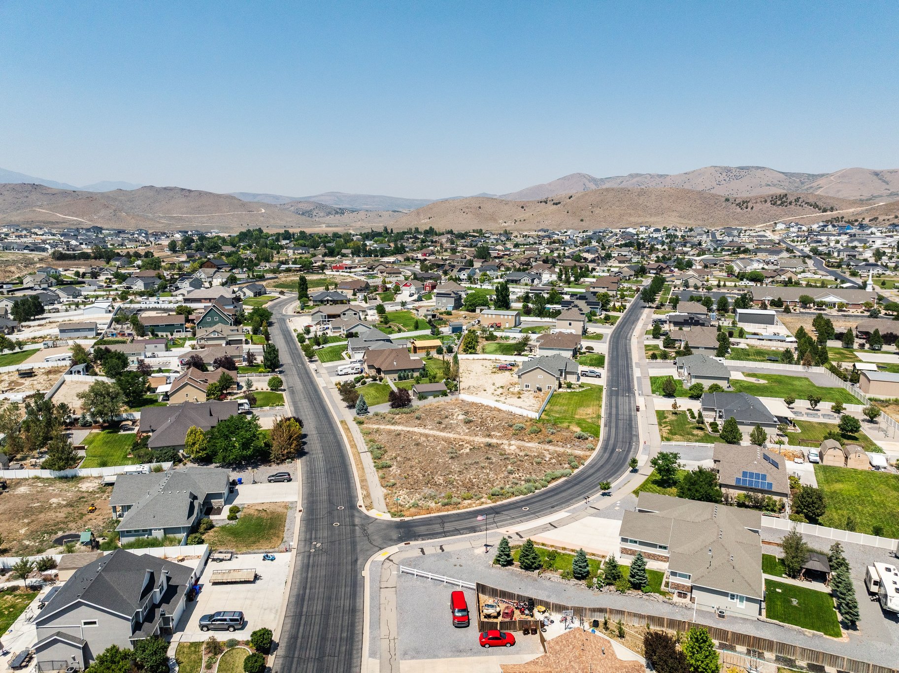  0.56 acres. Corner Lot. No HOA. ADU Potential. This one is different - 物件實景