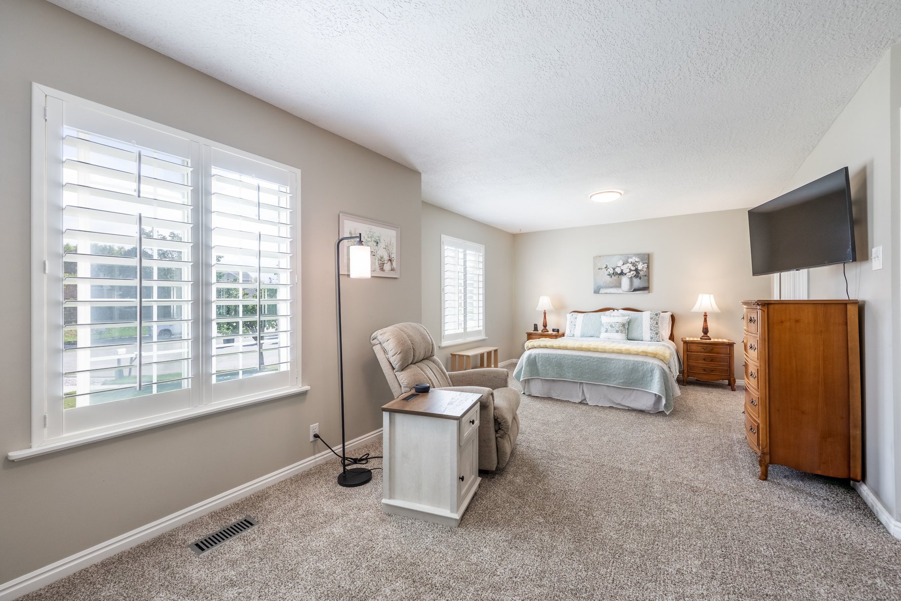  Multigenerational Living in South Jordan: 5 Beds, 2 Kitchens, 0.33-Acre Lot - 物件實景