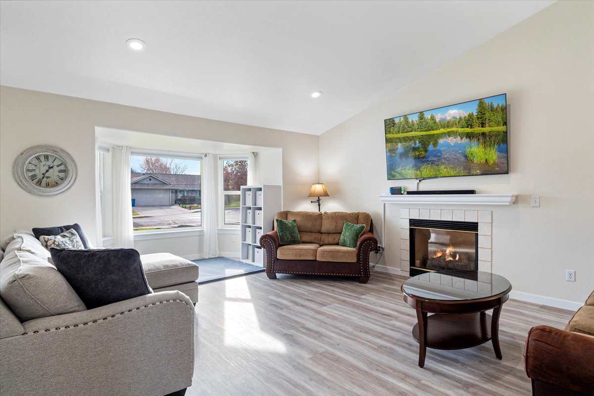 Redmond, Oregon, 97756, United States, 3 Bedrooms Bedrooms, ,2 BathroomsBathrooms,Residential,For Sale,1991530