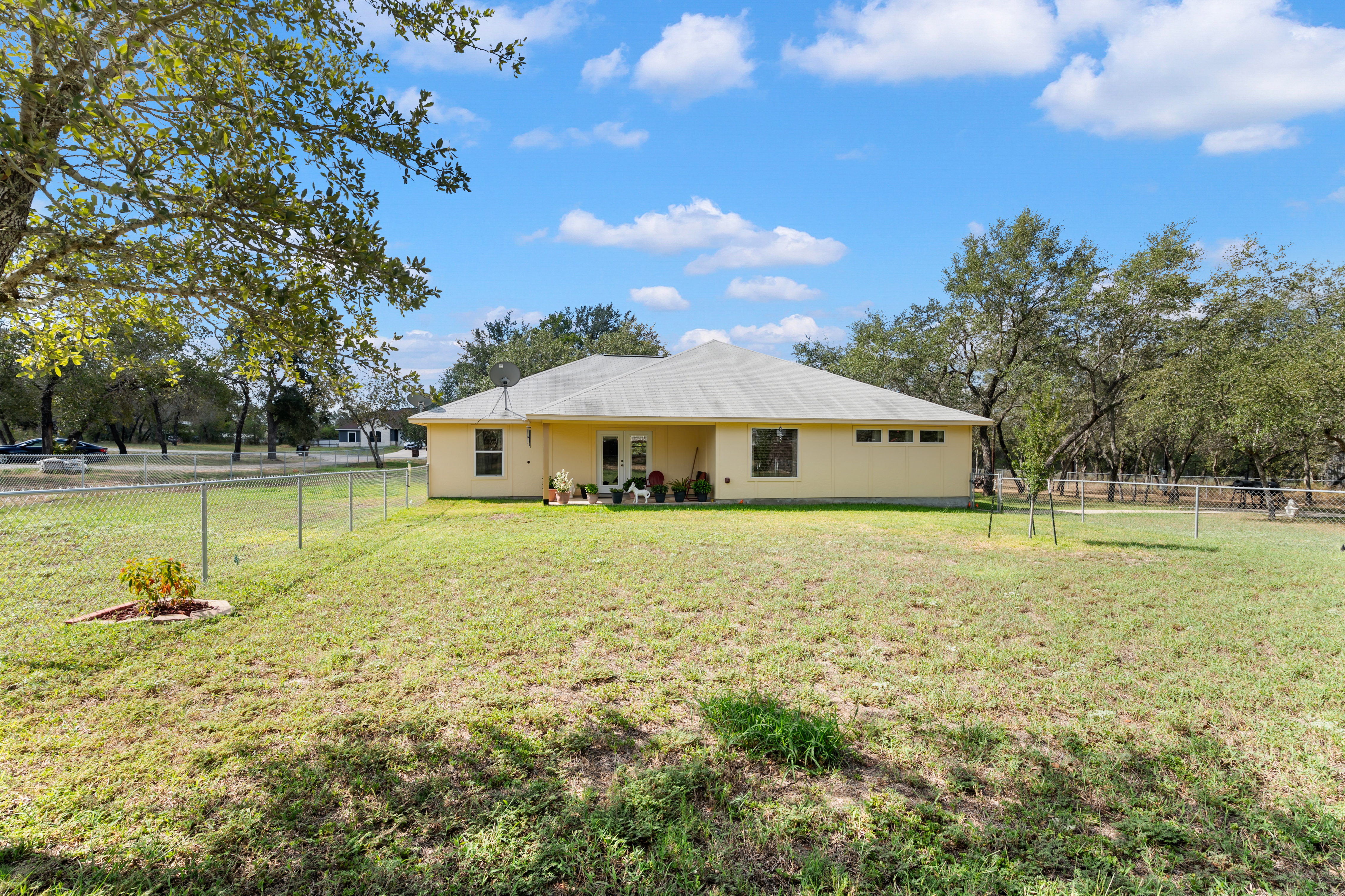  Spacious Poteet Home on 1.02 Acres - 物件實景