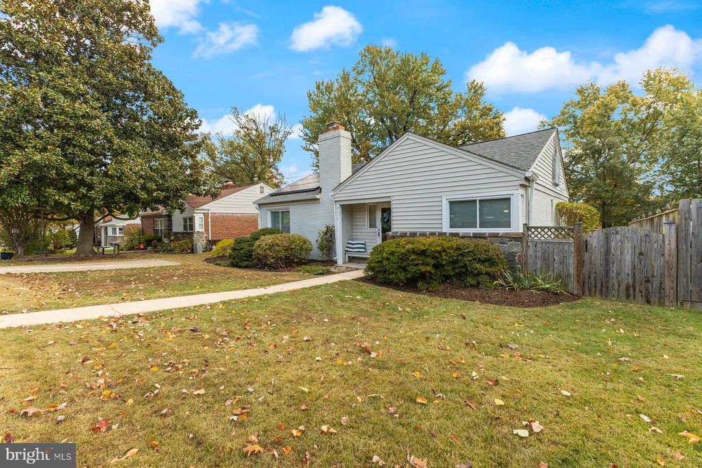 Takoma Park, Maryland, 20912, United States, 2 Bedrooms Bedrooms, ,2 BathroomsBathrooms,Residential,For Sale,1974718