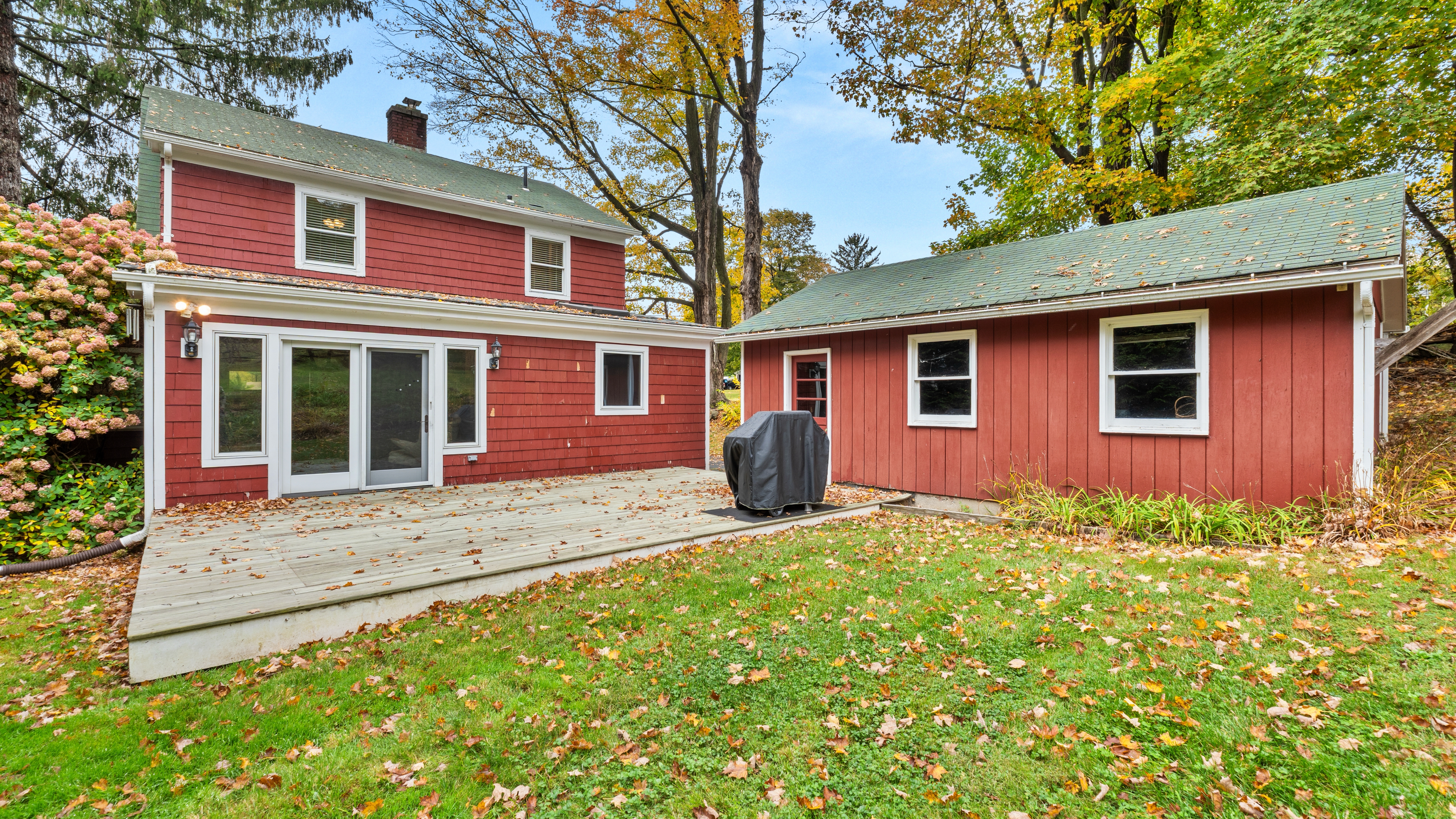  Charming Dutch Colonial in Lovely Lee Location - 物件實景