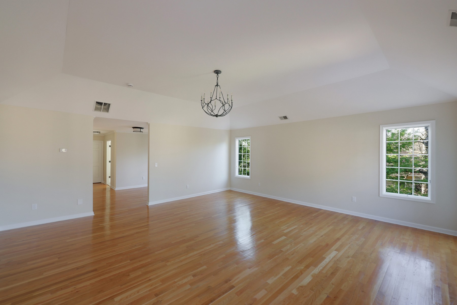  Impressive Seven Bedroom Colonial Offer Privacy and Practicality - 物件實景