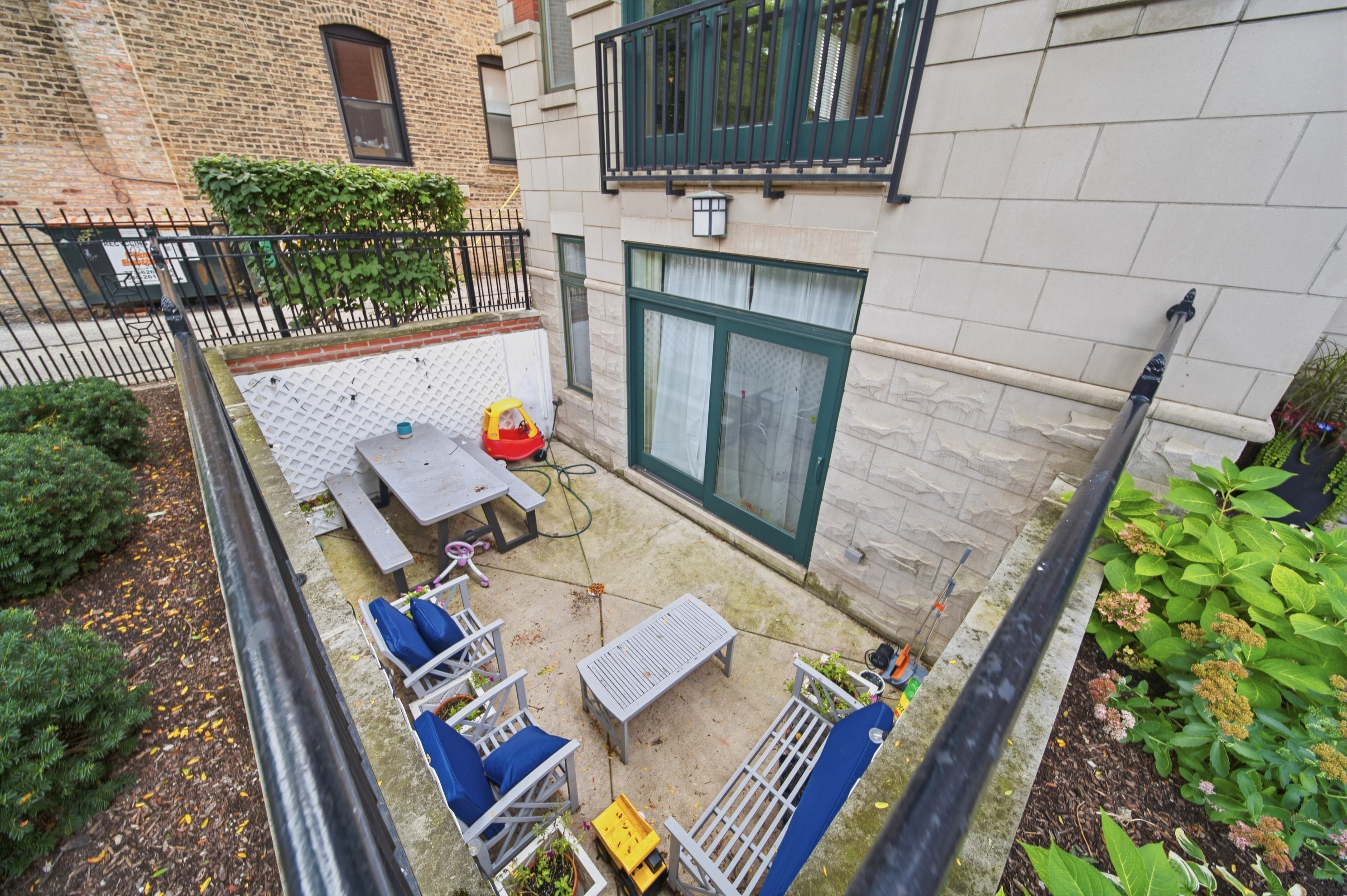  Condo Set on a Beautiful Tree-lined, One-way Street in the Heart of Lakeview - 物件實景