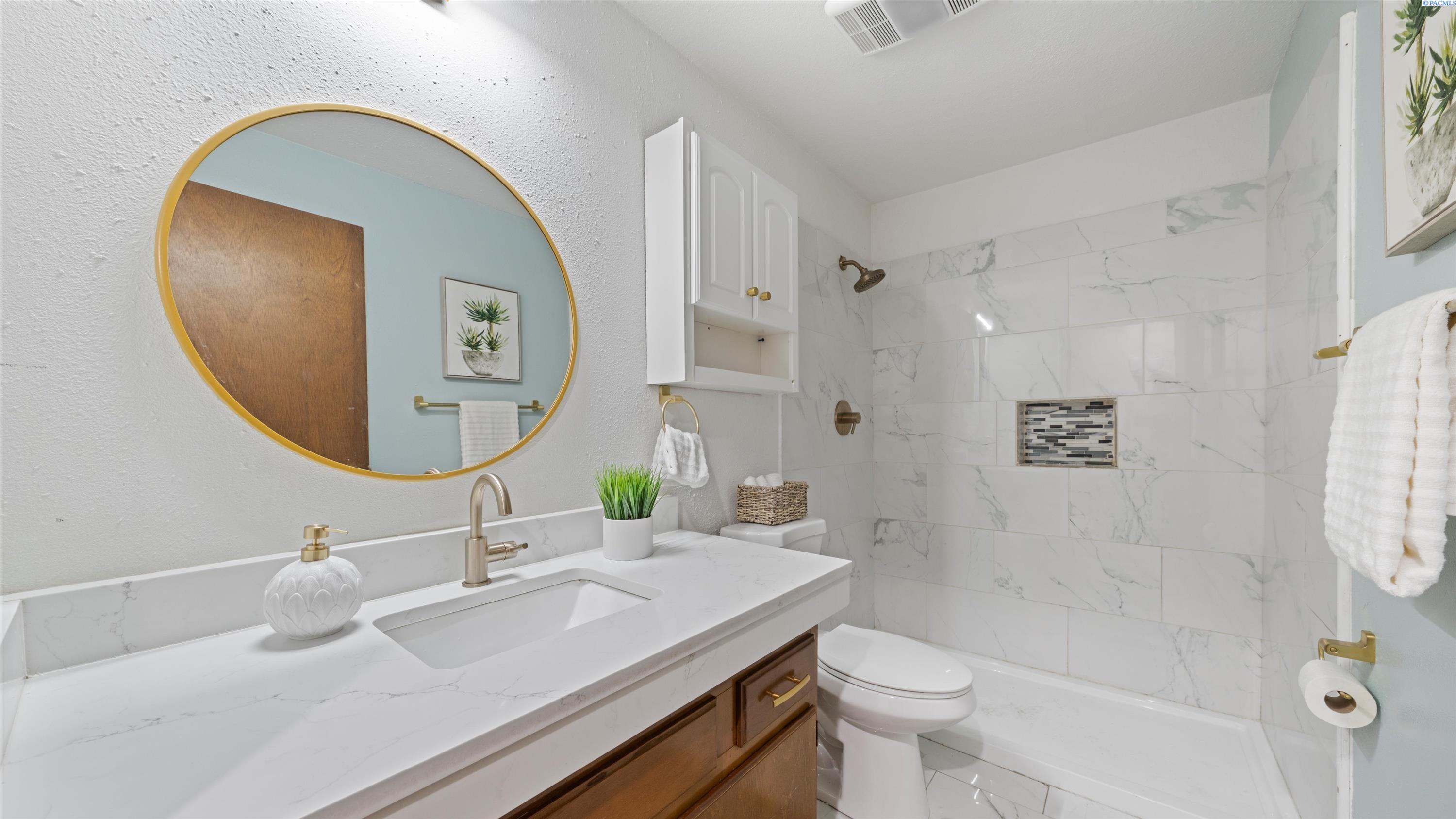 Kennewick, Washington, 99338, United States, 4 Bedrooms Bedrooms, ,1 BathroomBathrooms,Residential,For Sale,1933317