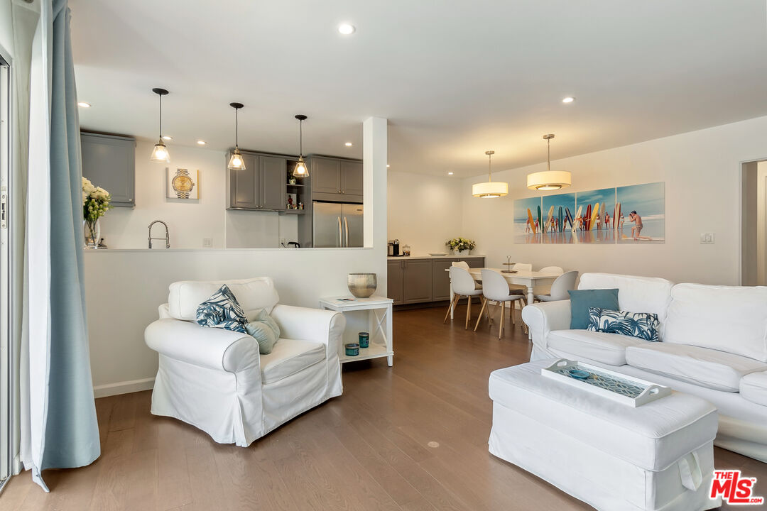 West Hollywood, California, 90046, United States, 2 Bedrooms Bedrooms, ,2 BathroomsBathrooms,Residential,For Sale,1794997