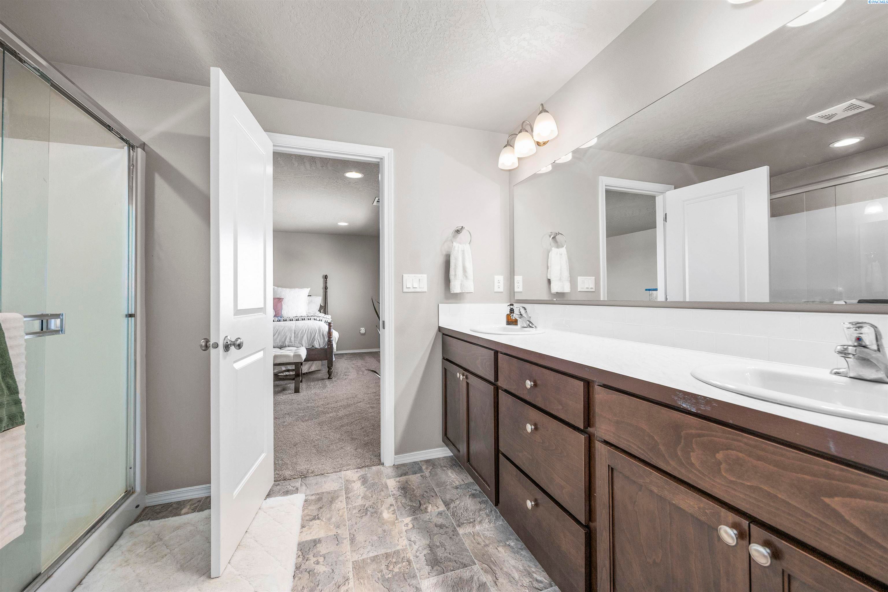 Kennewick, Washington, 99338, United States, 5 Bedrooms Bedrooms, ,3 BathroomsBathrooms,Residential,For Sale,1914232