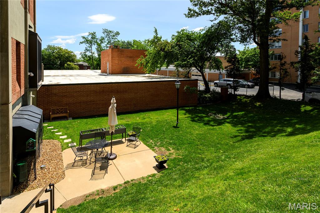 St Louis, Missouri, 63105, United States, 2 Bedrooms Bedrooms, ,2 BathroomsBathrooms,Residential,For Sale,1828450