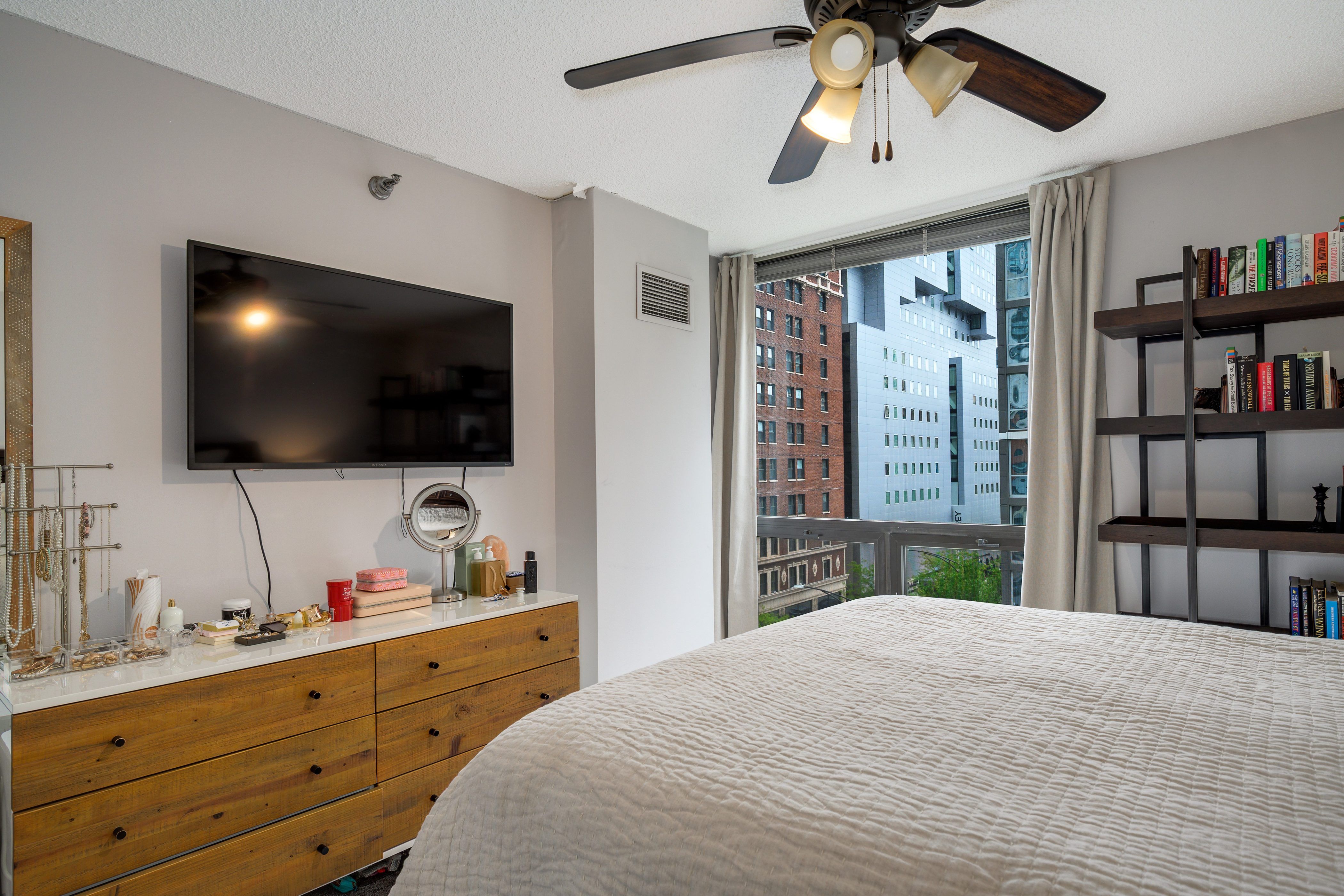  Corner Condo in River North