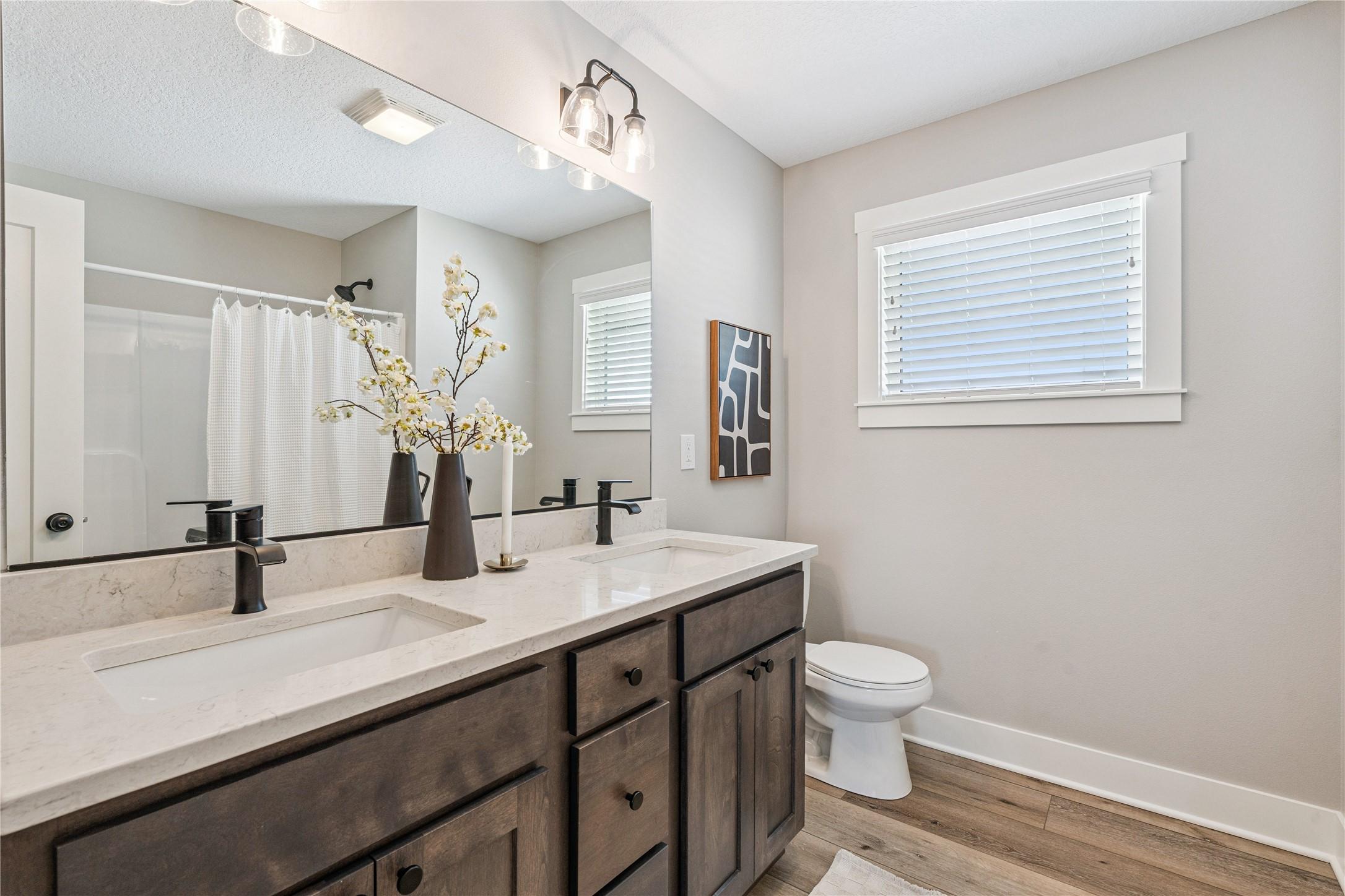 Urbandale, Iowa, 50323, United States, 5 Bedrooms Bedrooms, ,4 BathroomsBathrooms,Residential,For Sale,2005616