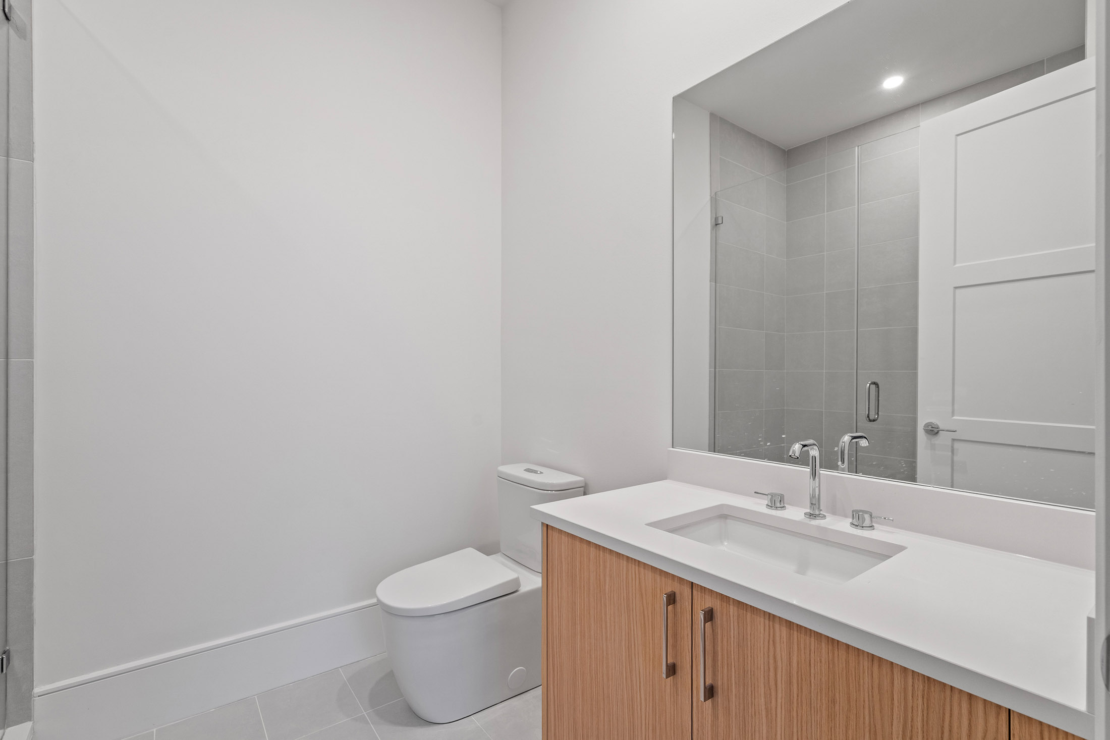  Stunning 17th Floor Corner Unit with Architectural Upgrades - 物件實景