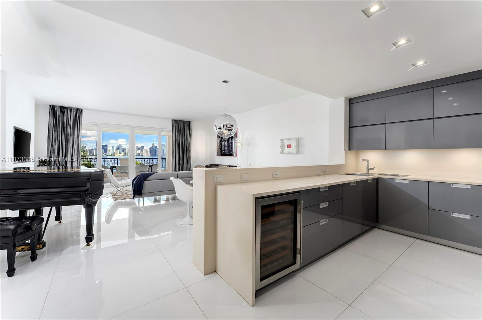 Miami, Florida, 33109, United States, 3 Bedrooms Bedrooms, ,3 BathroomsBathrooms,Residential,For Sale,1940936