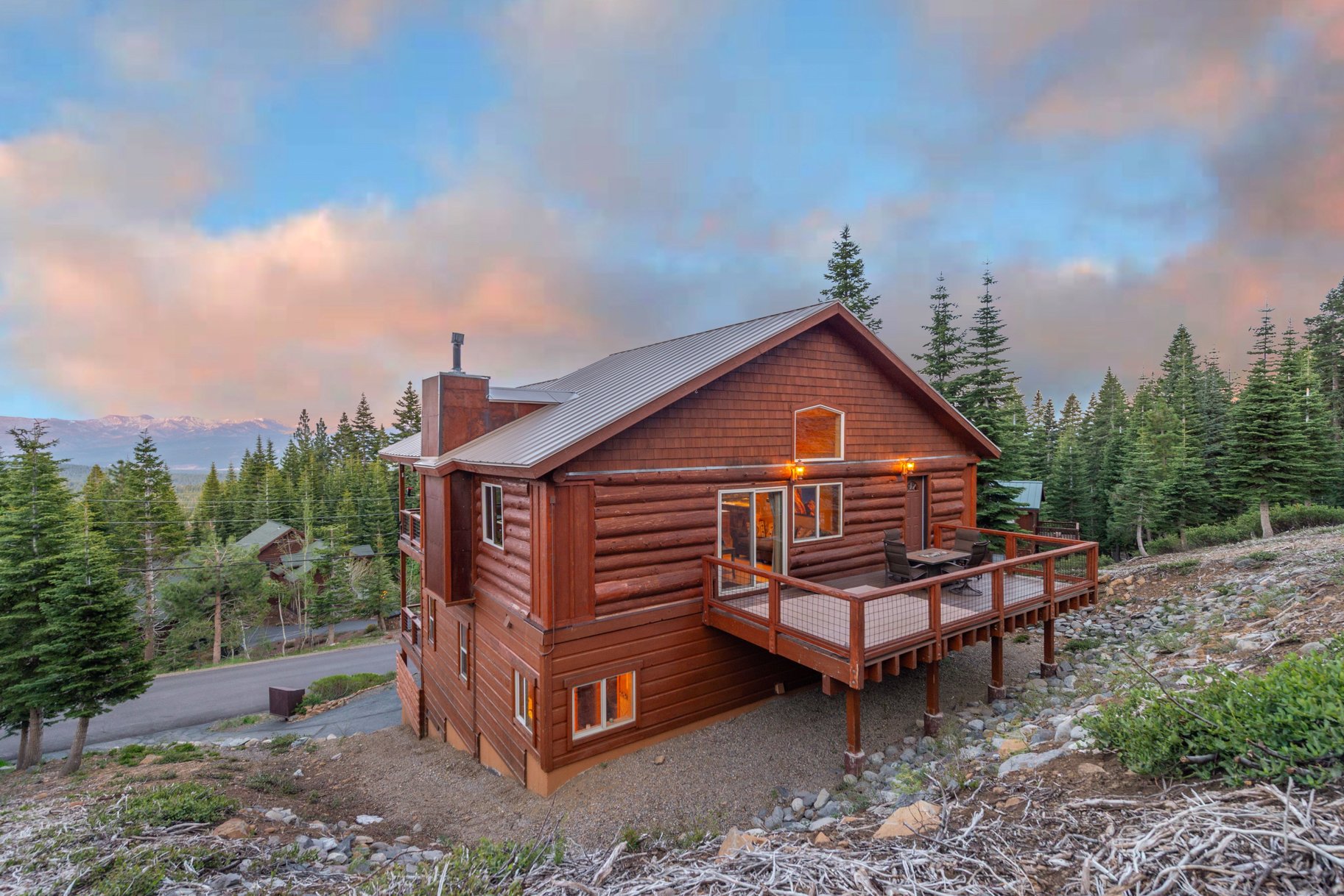  Beautiful Log Home with Carson Range Views from Every Floor - 物件實景