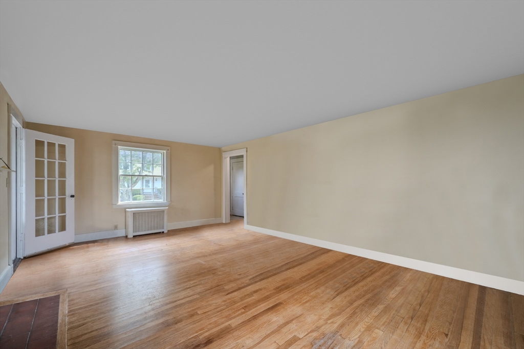 Newton, Massachusetts, 02461, United States, 3 Bedrooms Bedrooms, ,2 BathroomsBathrooms,Residential,For Sale,1934671