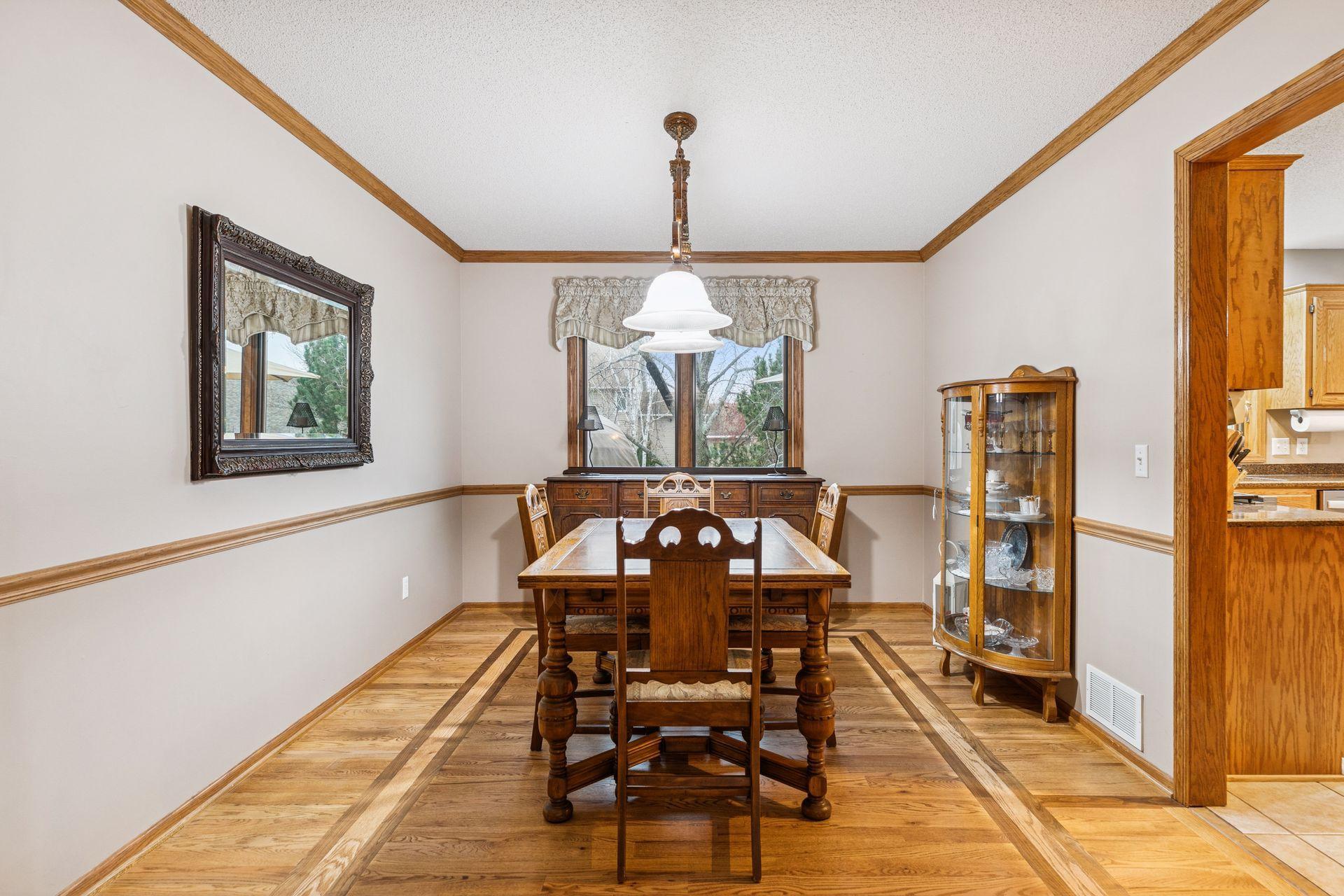 Woodbury, Minnesota, 55129, United States, 5 Bedrooms Bedrooms, ,3 BathroomsBathrooms,Residential,For Sale,1998443