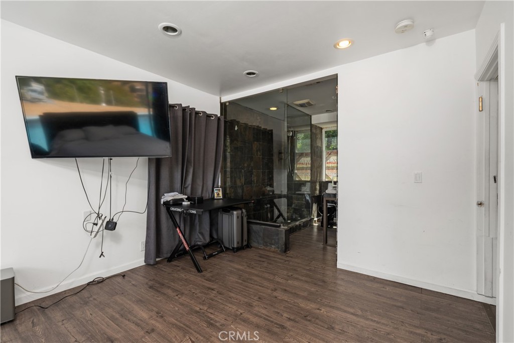 Los Angeles, California, 90068, United States, 2 Bedrooms Bedrooms, ,2 BathroomsBathrooms,Residential,For Sale,1918041