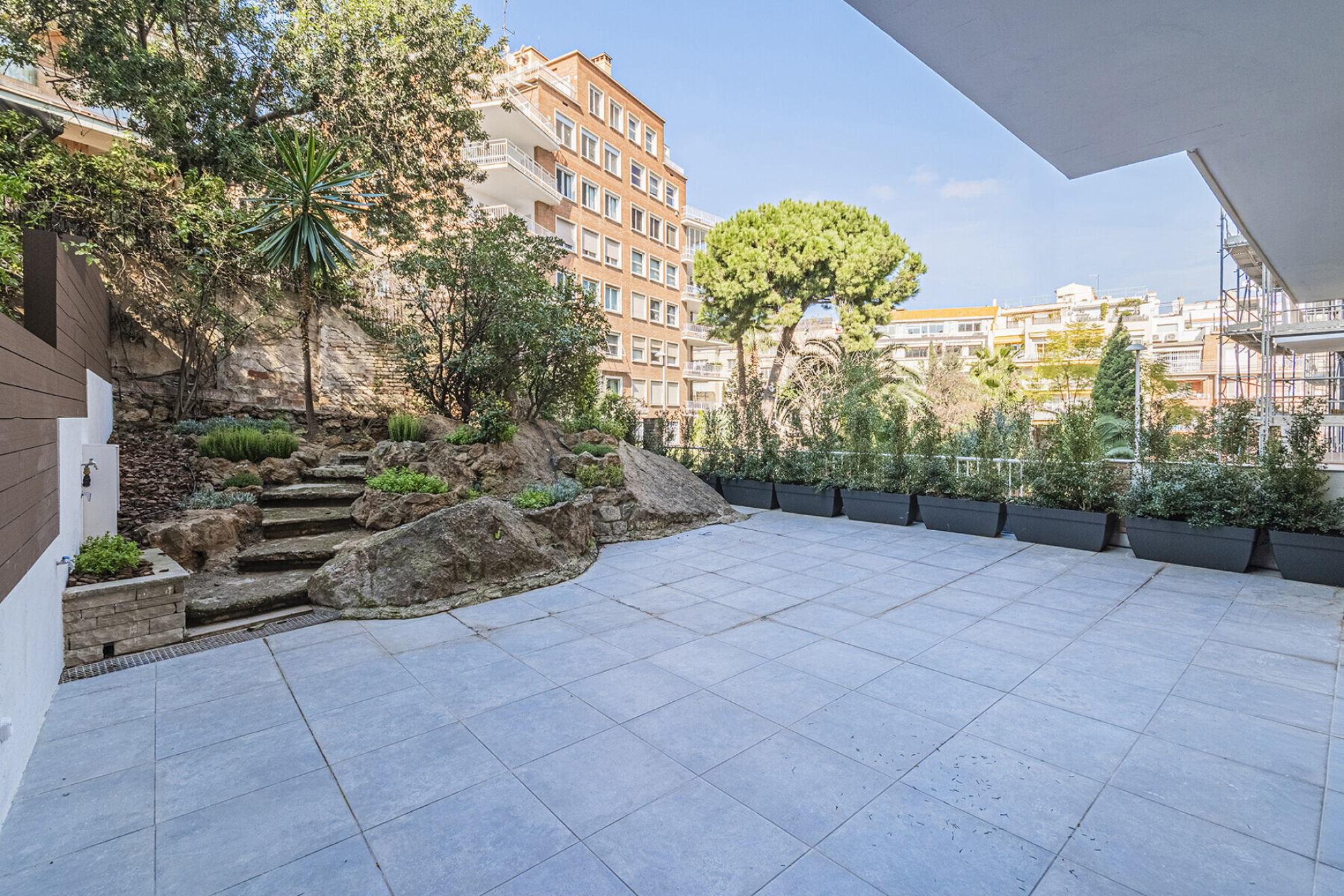  Fantastic renovated apartment with large garden at the living room level - 物件實景