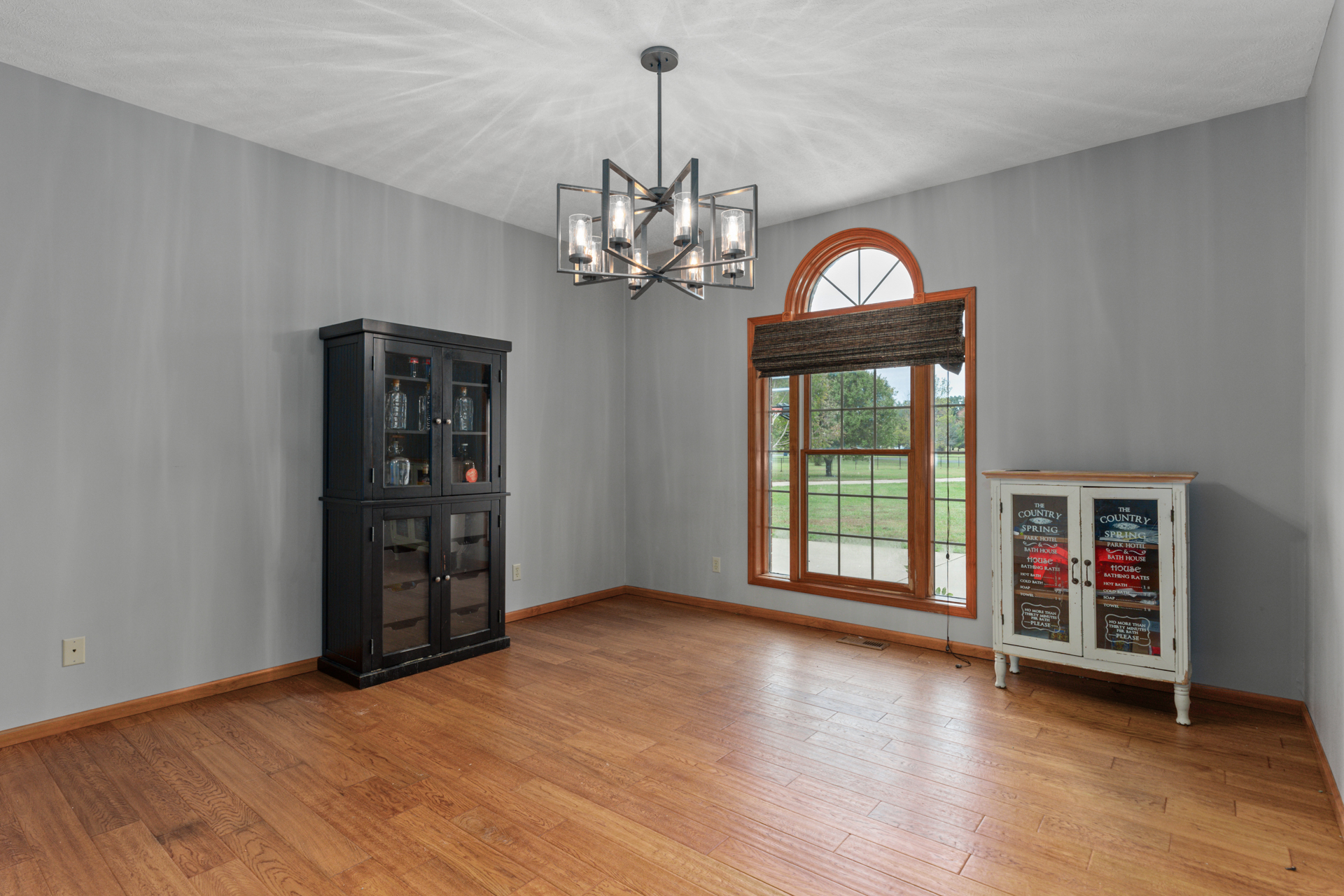 Litchfield, Illinois, 62056, United States, 5 Bedrooms Bedrooms, ,4 BathroomsBathrooms,Residential,For Sale,1986083