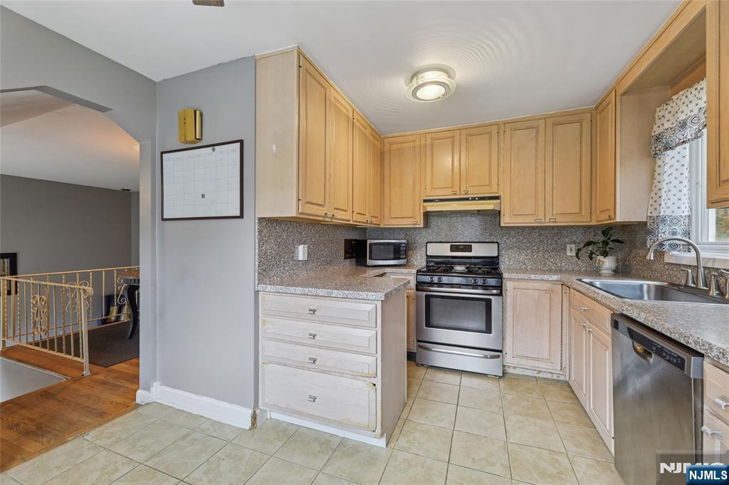 Northvale, New Jersey, 07647, United States, 4 Bedrooms Bedrooms, ,2 BathroomsBathrooms,Residential,For Sale,1986312