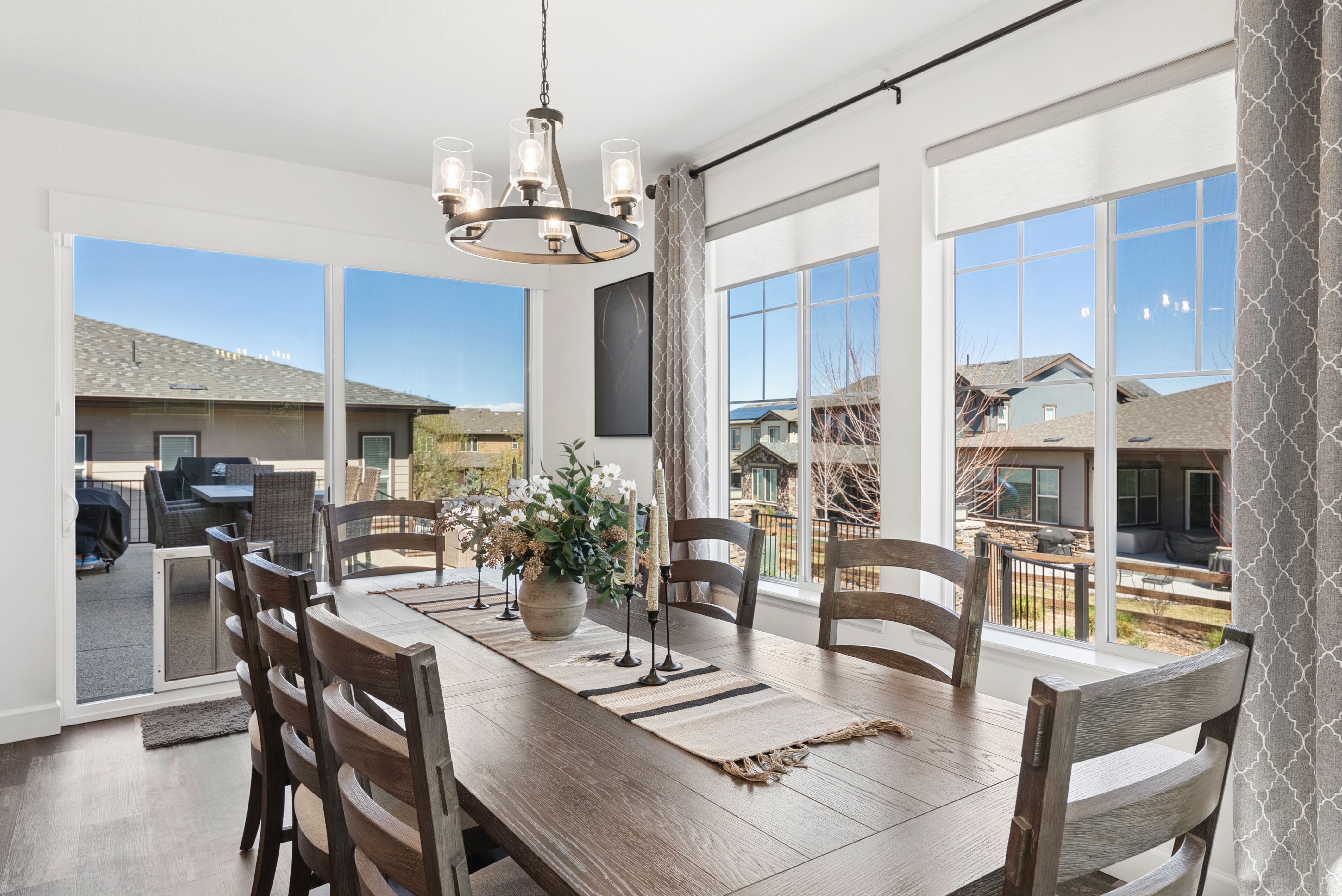  Newer construction, thoughtful design, and beautifully scaled spaces - 物件實景