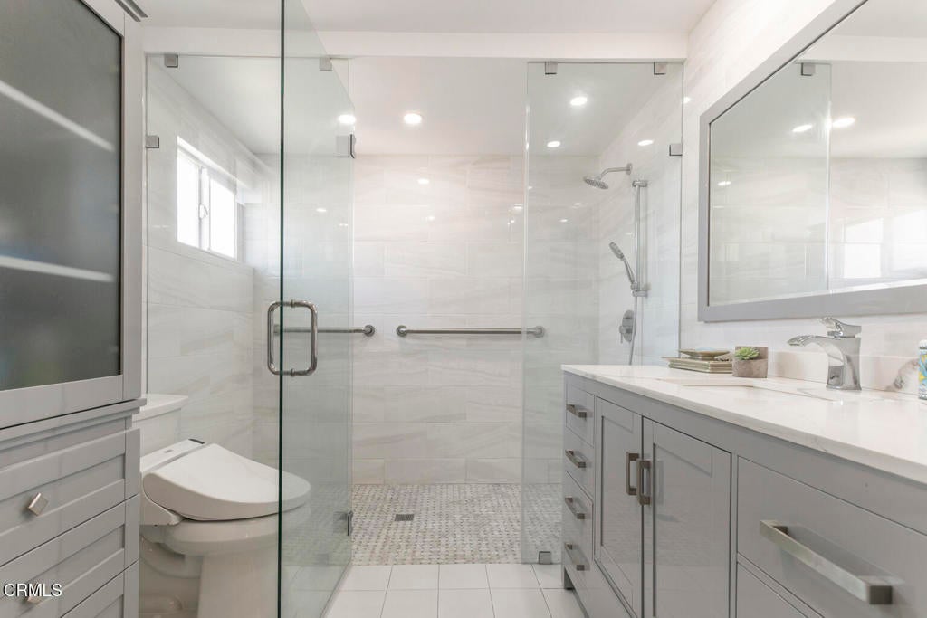 Los Angeles, California, 91352, United States, 5 Bedrooms Bedrooms, ,5 BathroomsBathrooms,Residential,For Sale,1941617